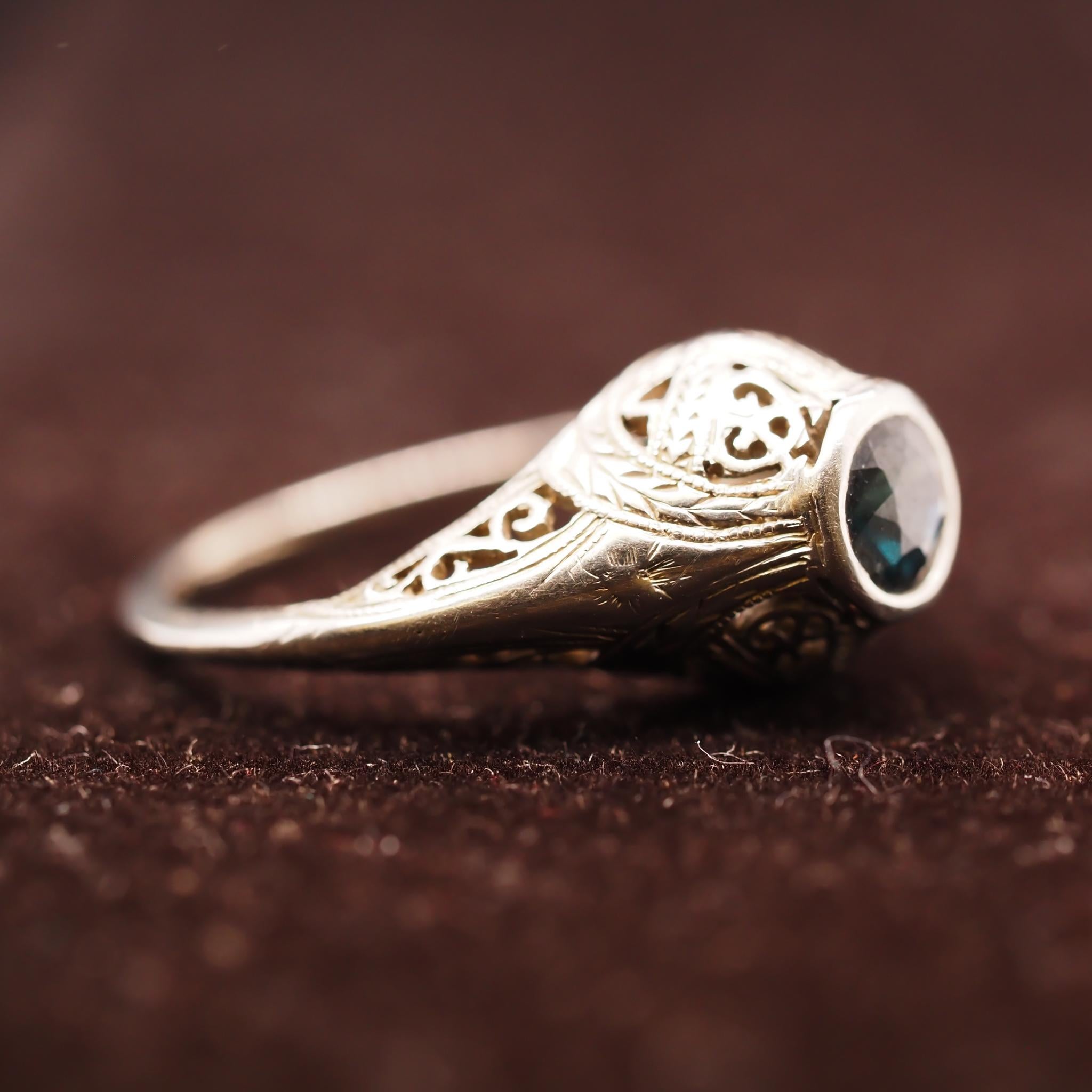 14 Karat White Gold Art Deco Filigree Sapphire Ring For Sale 1