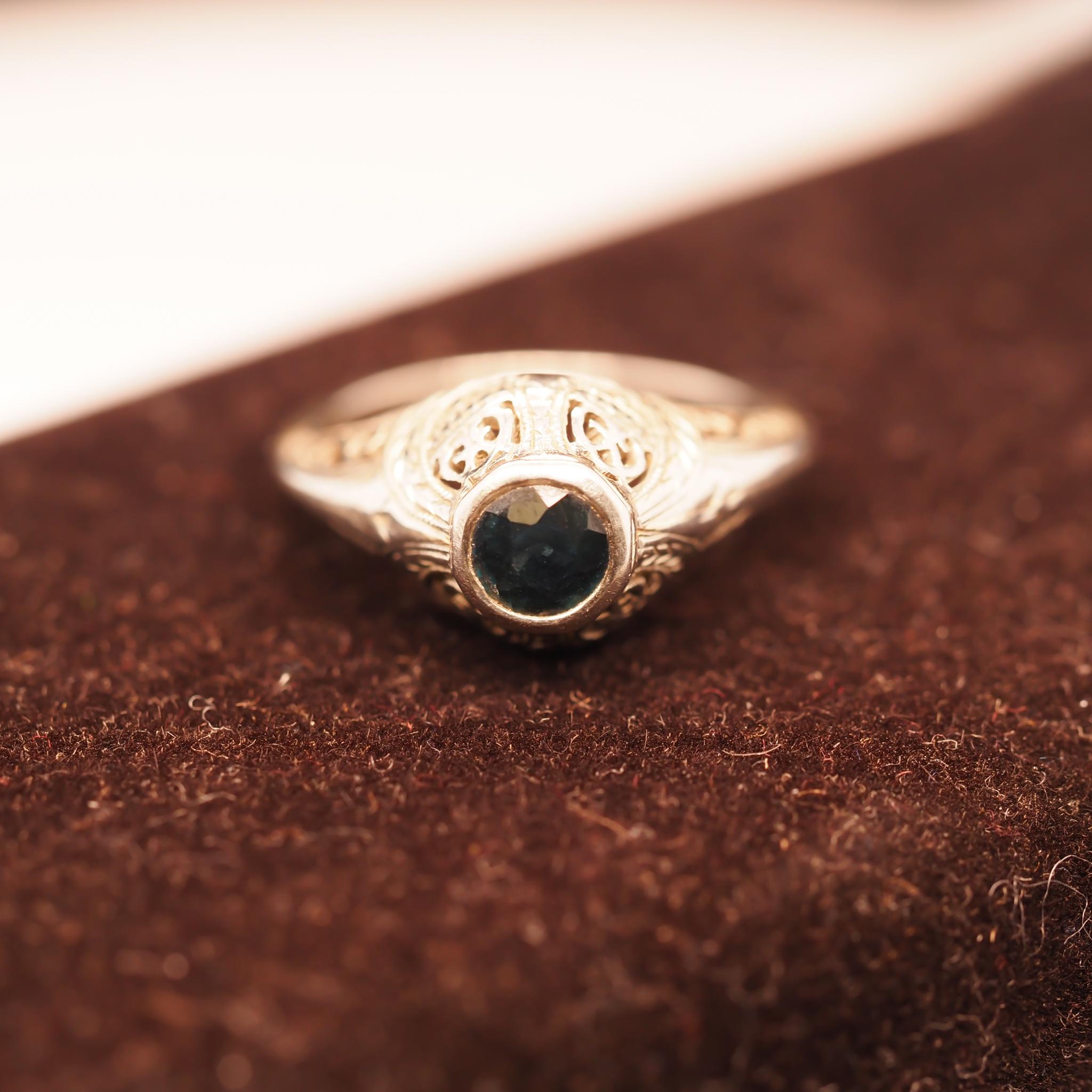14 Karat White Gold Art Deco Filigree Sapphire Ring For Sale 2