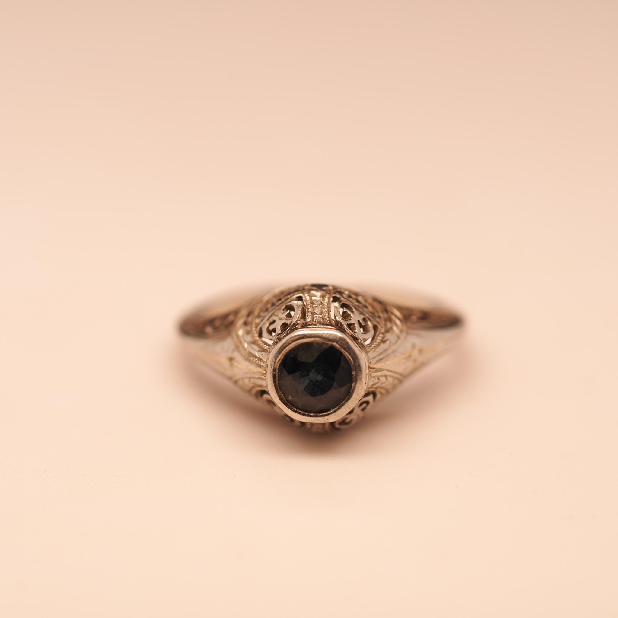 14 Karat White Gold Art Deco Filigree Sapphire Ring For Sale 3
