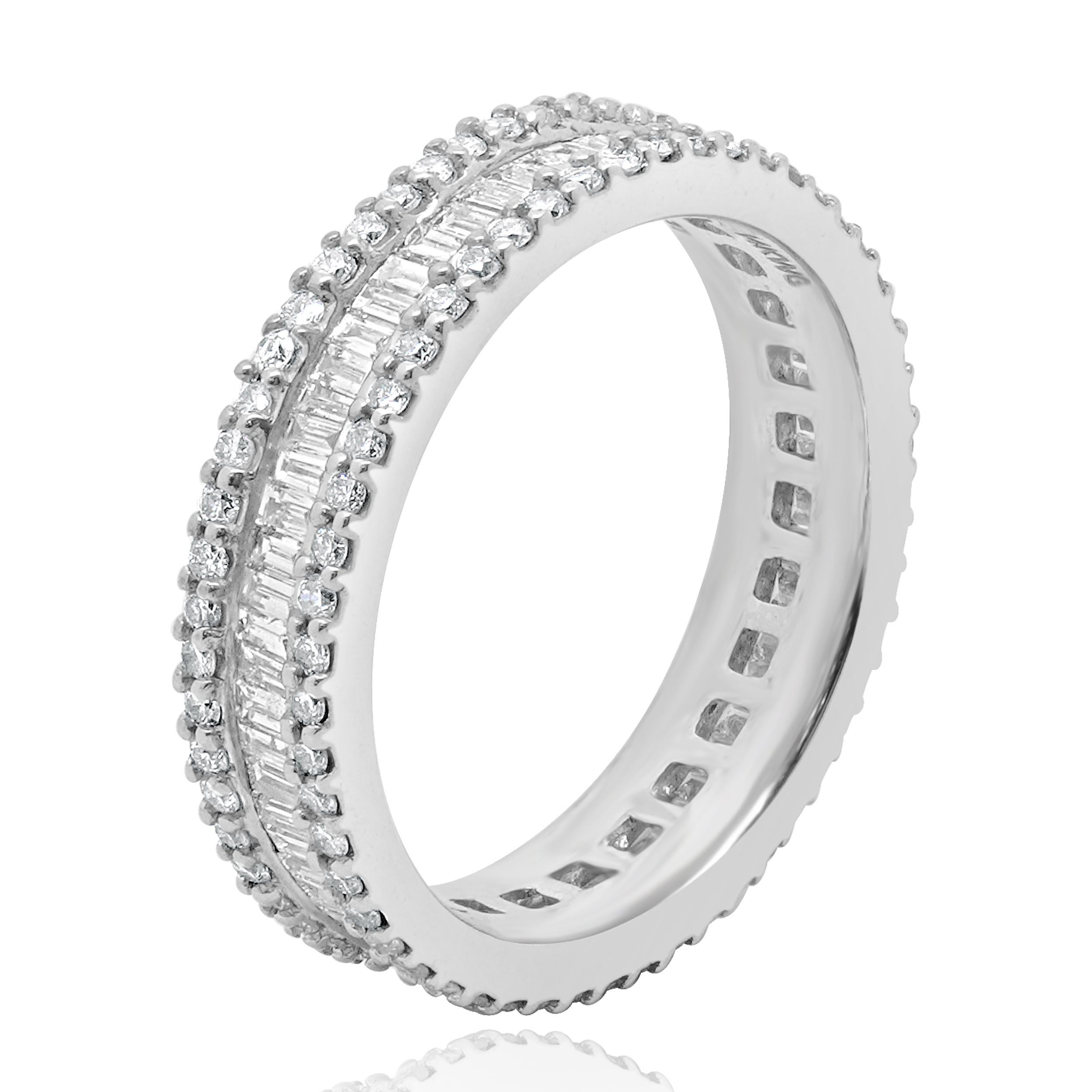 Concepteur : personnalisé
Matériau : Or blanc 14k
Diamant : 234 diamants ronds de taille brillant et baguette = 1,37cttw
Couleur : I
Clarté : SI2
Taille de la bague : 6 (veuillez prévoir deux jours de livraison supplémentaires pour les demandes de