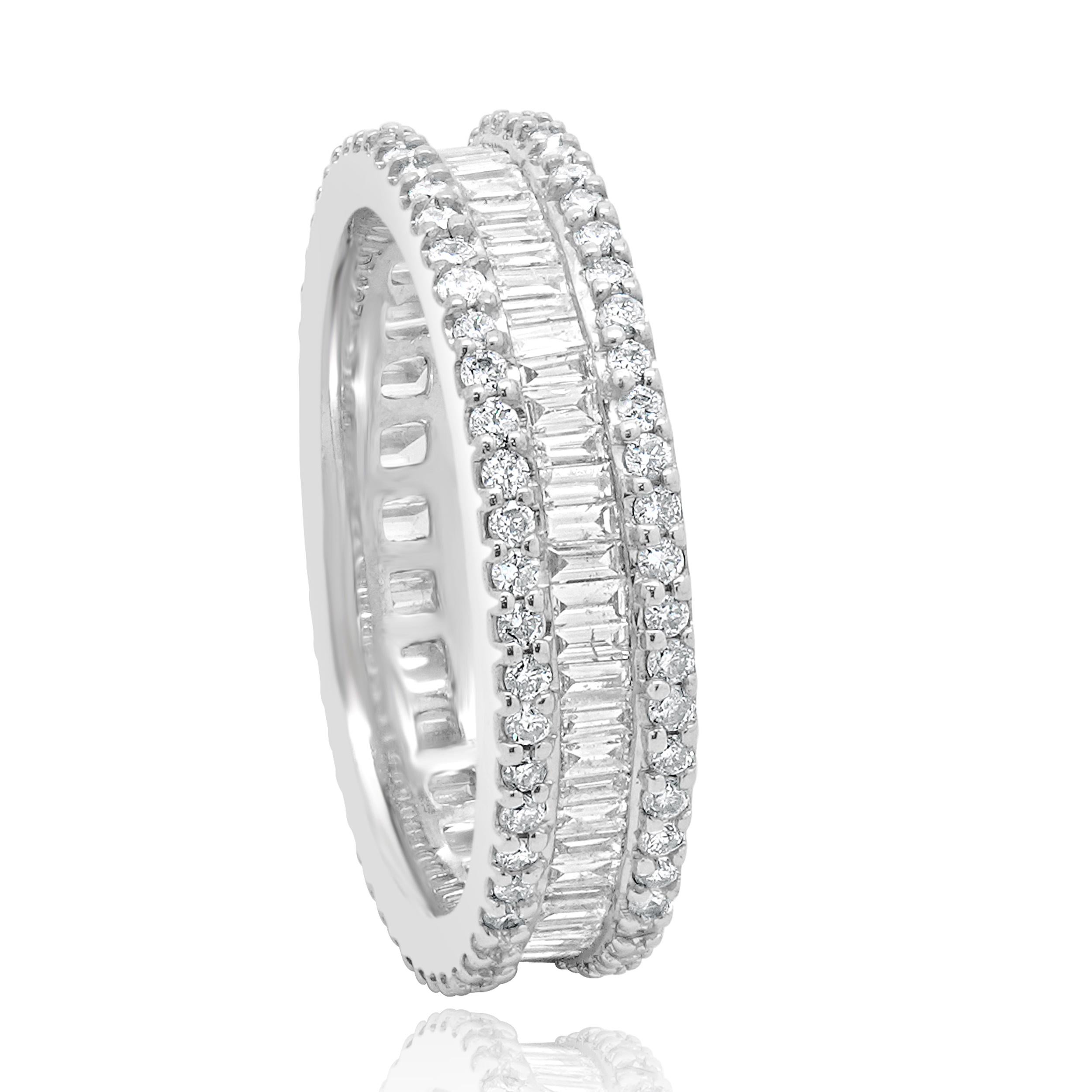 Taille ronde Bracelet éternel en or blanc 14 carats diamants baguettes et ronds en vente