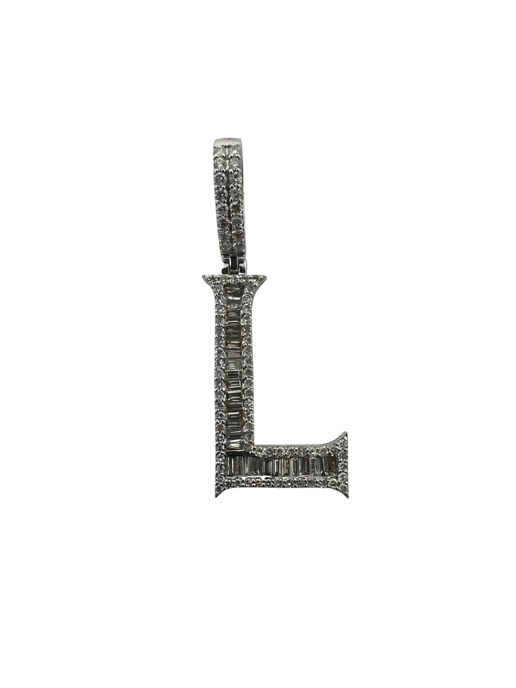 Moderne Collier pendentif initial « L » en or blanc 14 carats avec diamants baguettes et ronds en vente