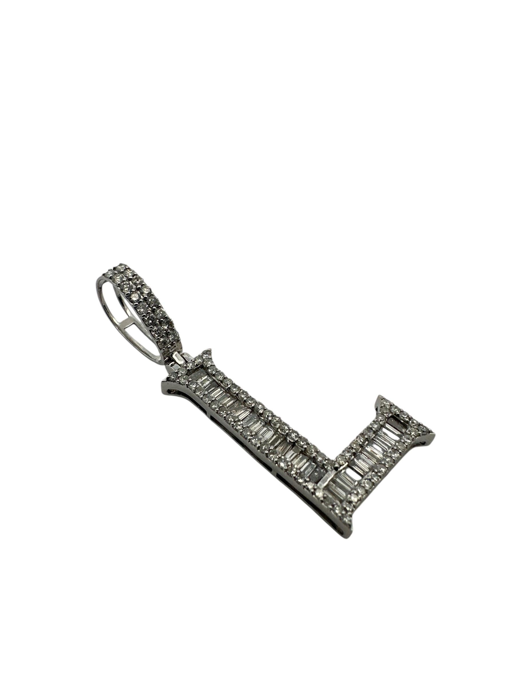 Taille baguette Collier pendentif initial « L » en or blanc 14 carats avec diamants baguettes et ronds en vente