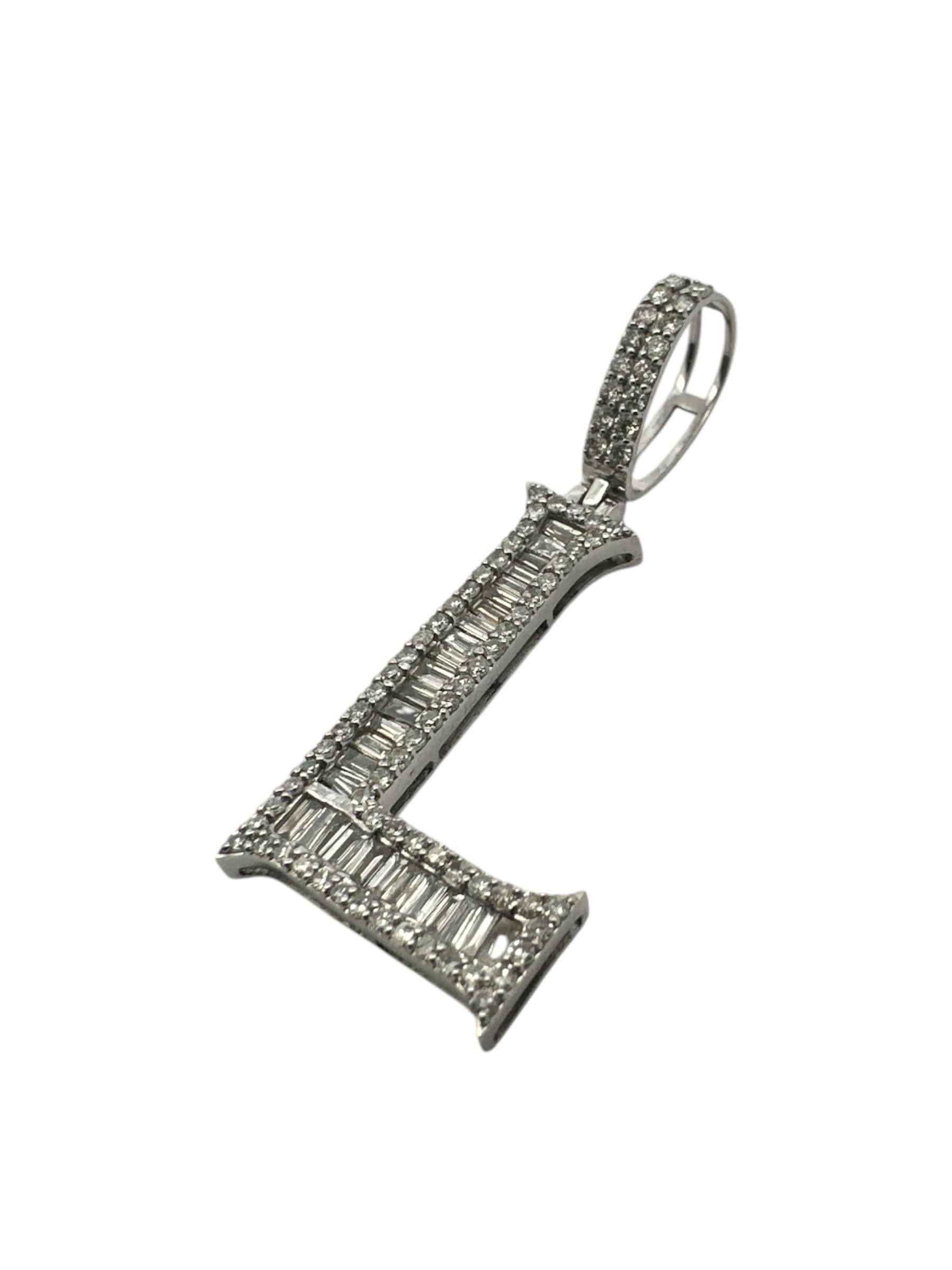 Collier pendentif initial « L » en or blanc 14 carats avec diamants baguettes et ronds Neuf - En vente à Newton, MA