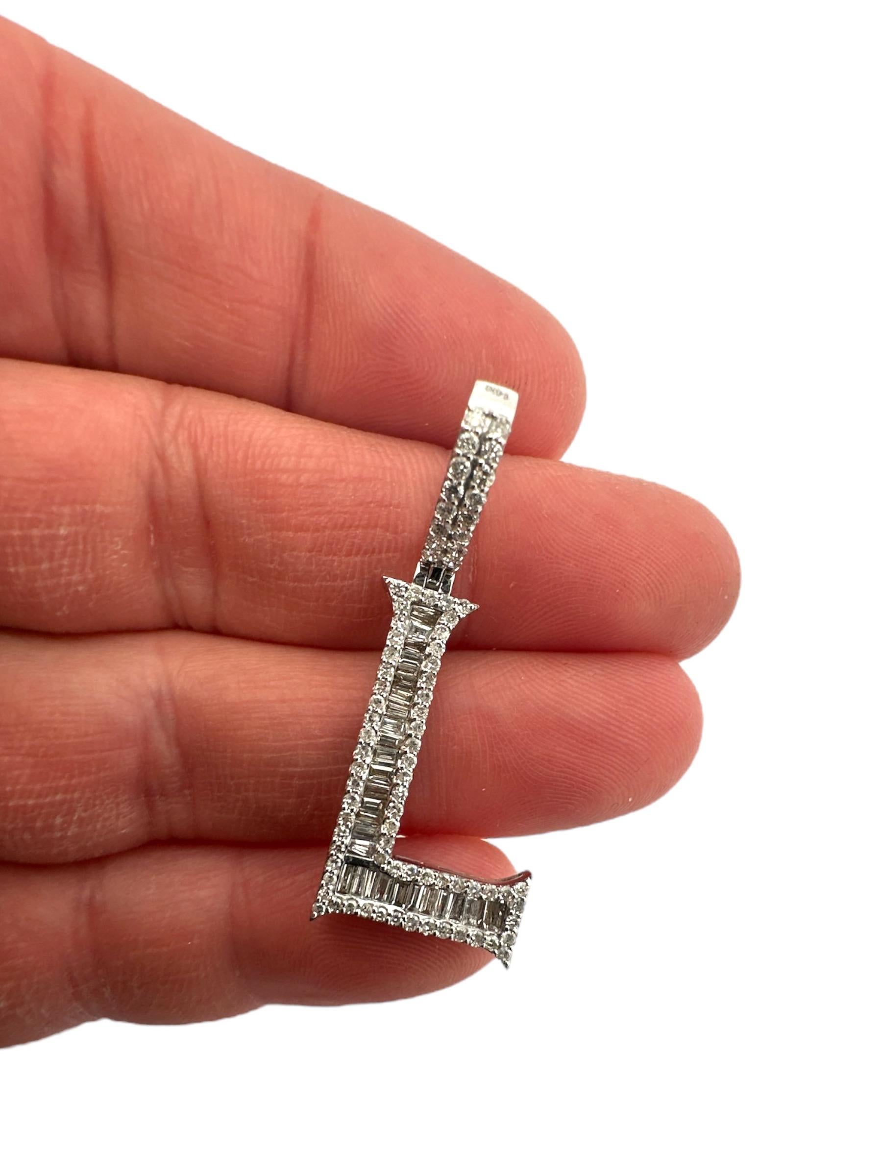 Collier pendentif initial « L » en or blanc 14 carats avec diamants baguettes et ronds en vente 1