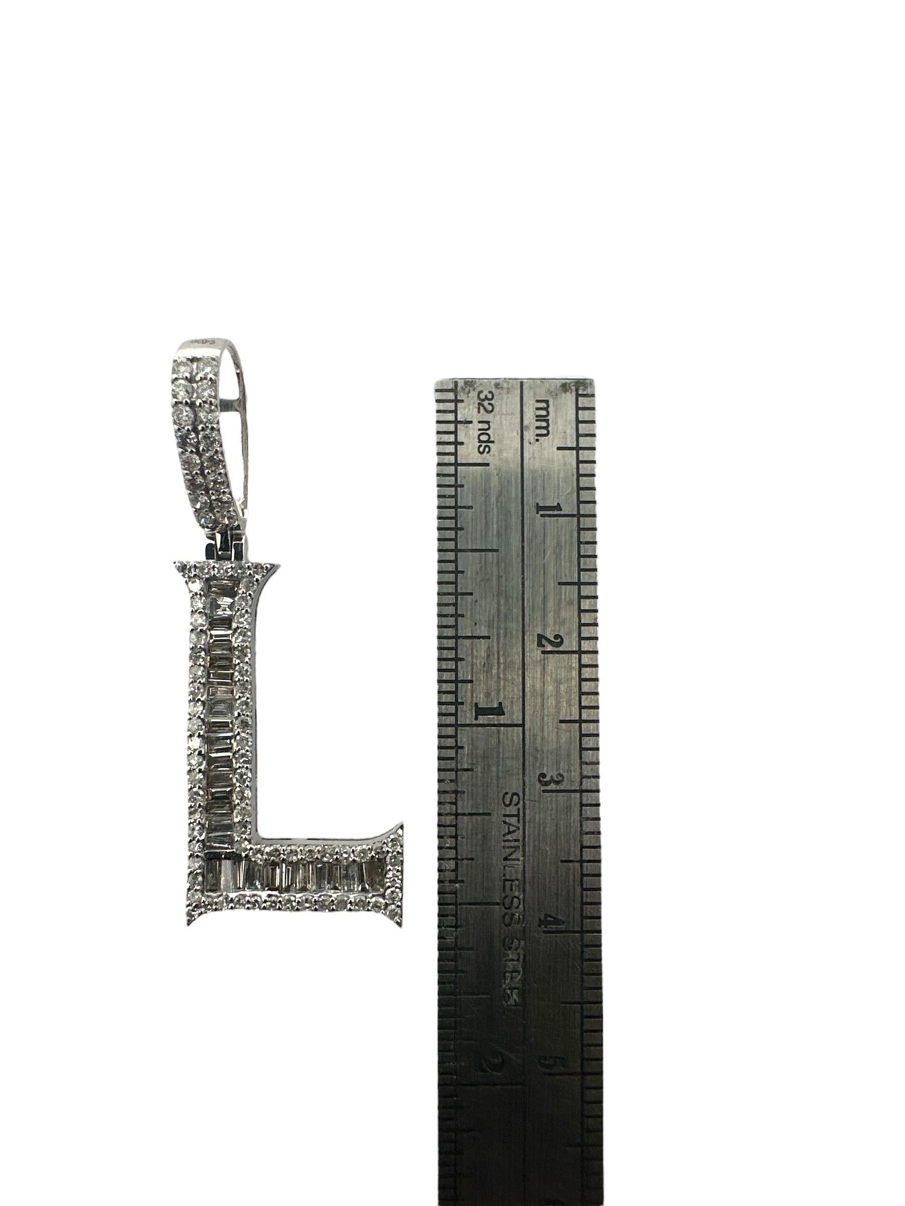 Collier pendentif initial « L » en or blanc 14 carats avec diamants baguettes et ronds en vente 2