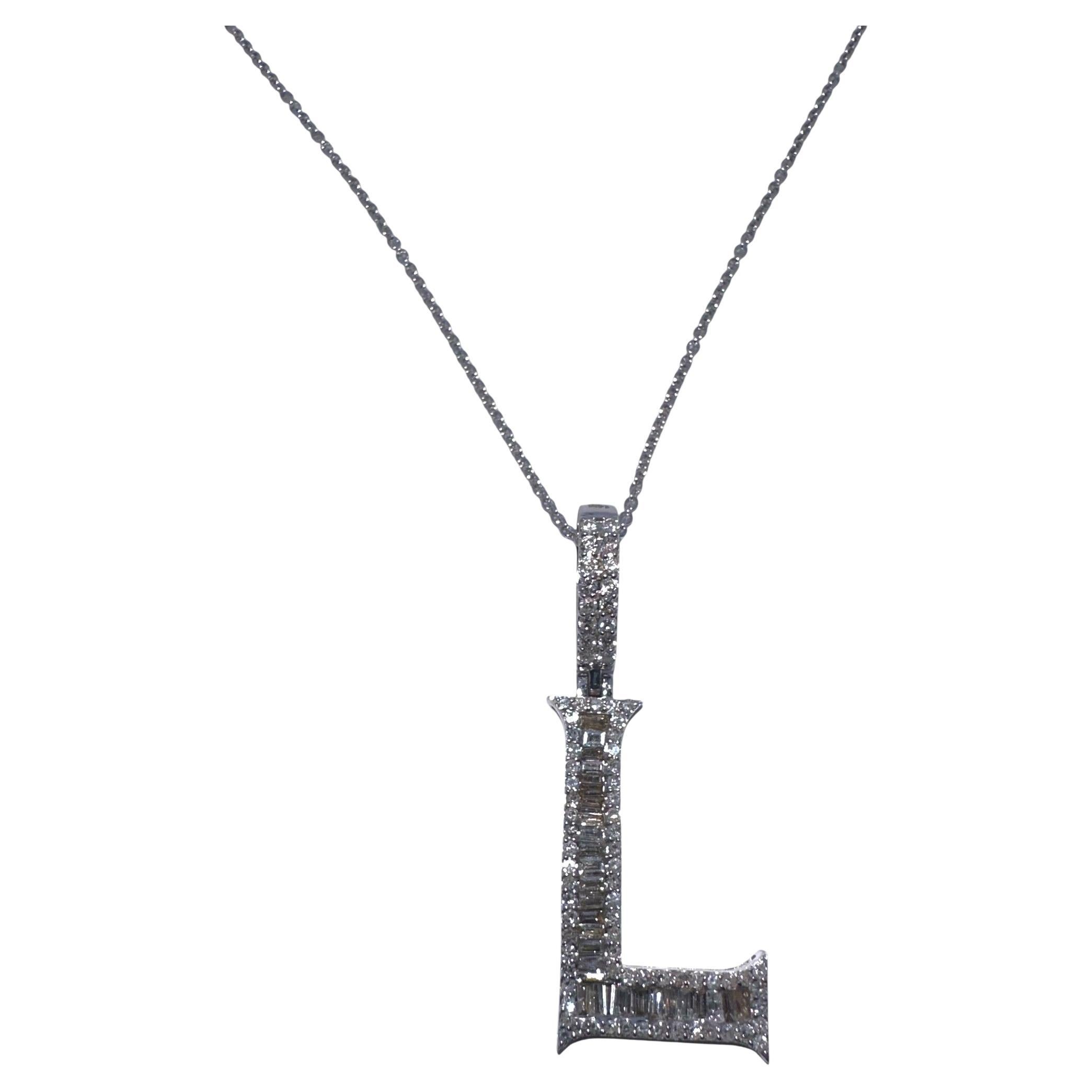 Collier pendentif initial « L » en or blanc 14 carats avec diamants baguettes et ronds