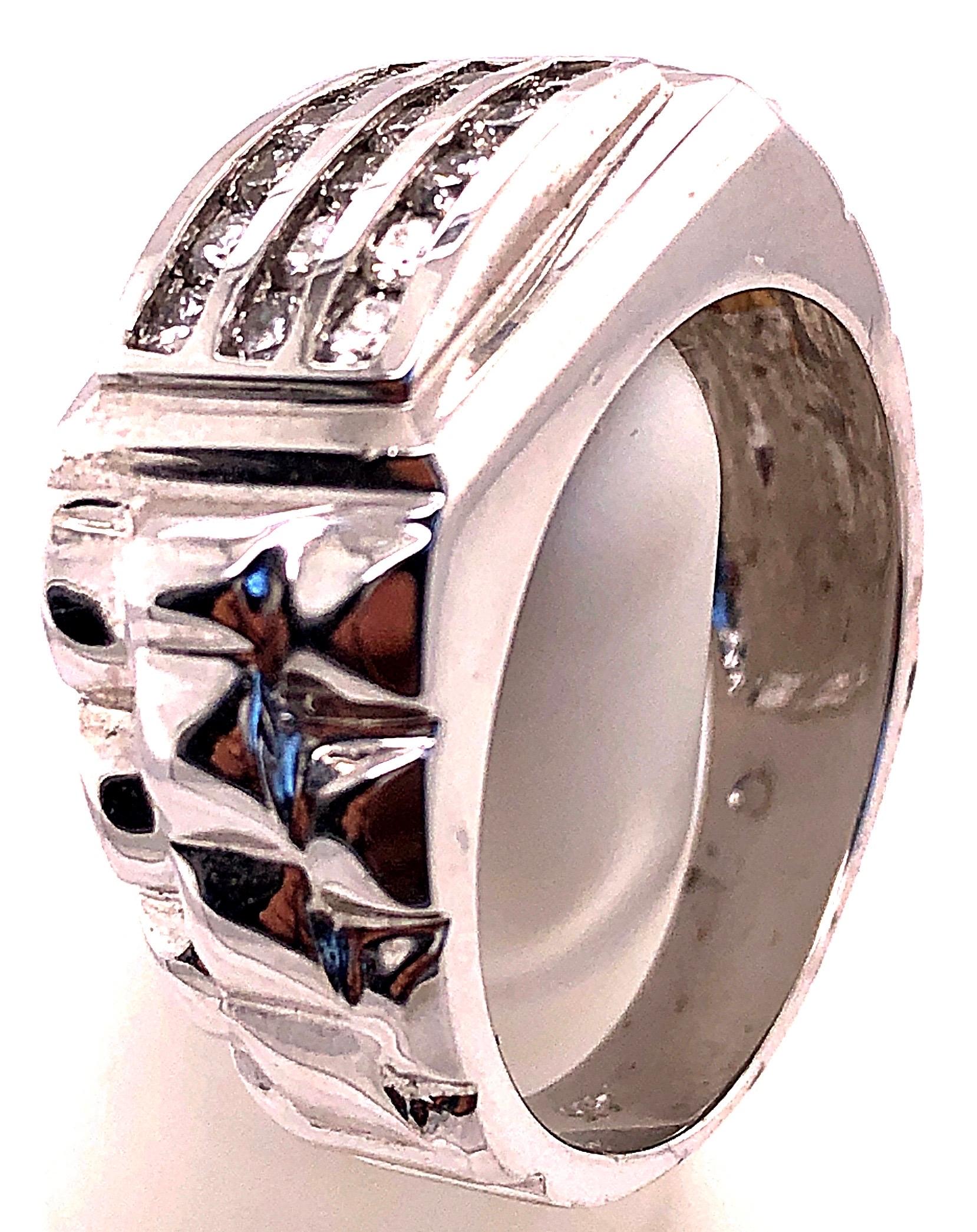 14 Karat White Gold Band Bridal Wedding Ring with Three-Tier Diamonds In Good Condition For Sale In Manhasset, NY