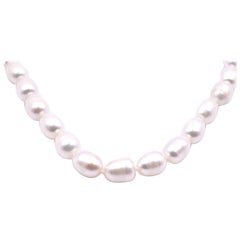 Collar de perlas de agua dulce con banda de oro blanco de 14 quilates