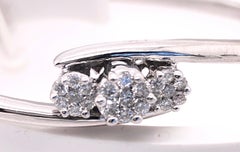 Pulsera brazalete de oro blanco de 14 quilates con tres diamantes