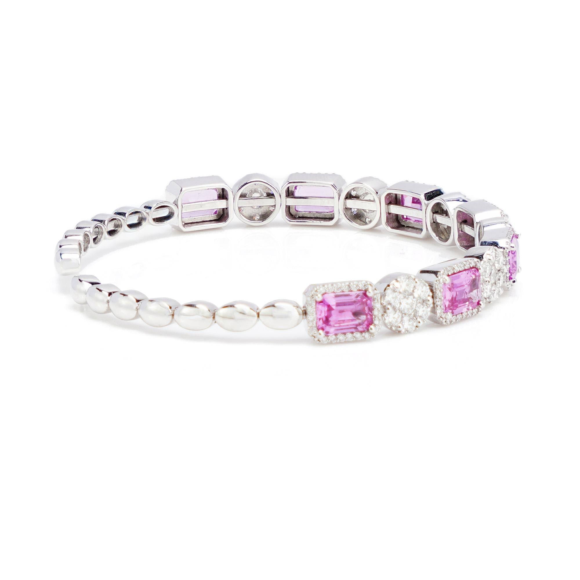 18 kt. White Gold Bangle with Natural Pink Sapphires and Diamonds In Excellent Condition For Sale In Braintree, GB