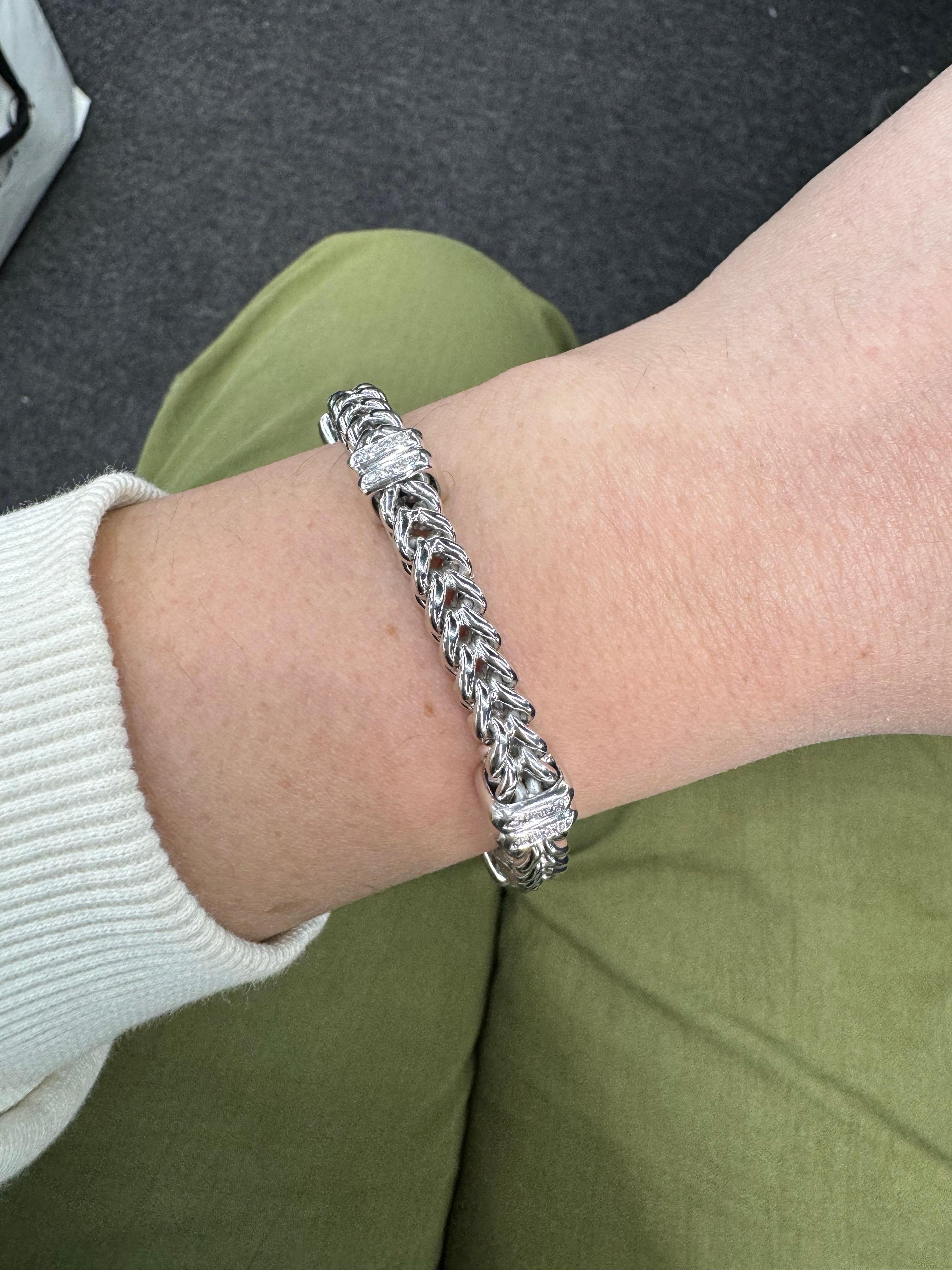 Bracelet en or blanc 14 carats présentant un motfi en forme de boîte V avec de petites barres de diamants pesant 0,35 carats, 27,1 grammes.