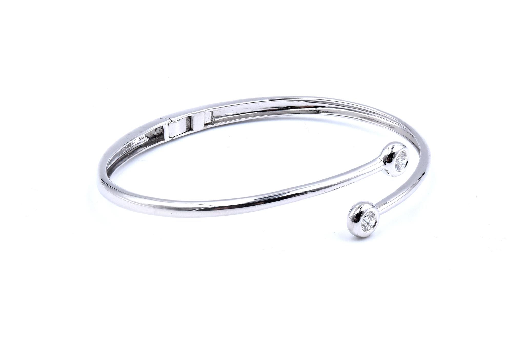 Bypass-Armband aus 18 Karat Weißgold mit Diamanten in Lünettenfassung (Rundschliff)