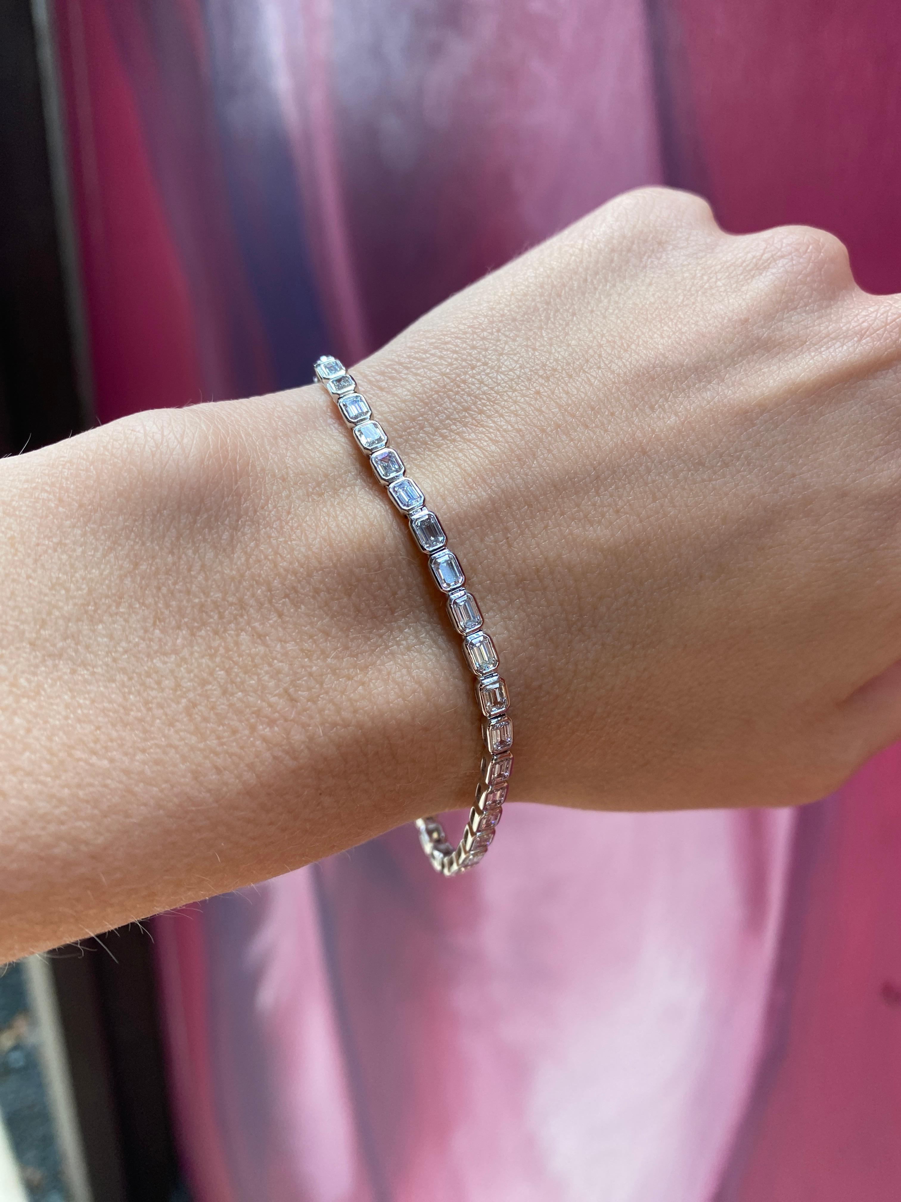 14 Karat White Gold Bezel Set Emerald Cut Diamond Bracelet For Sale 6