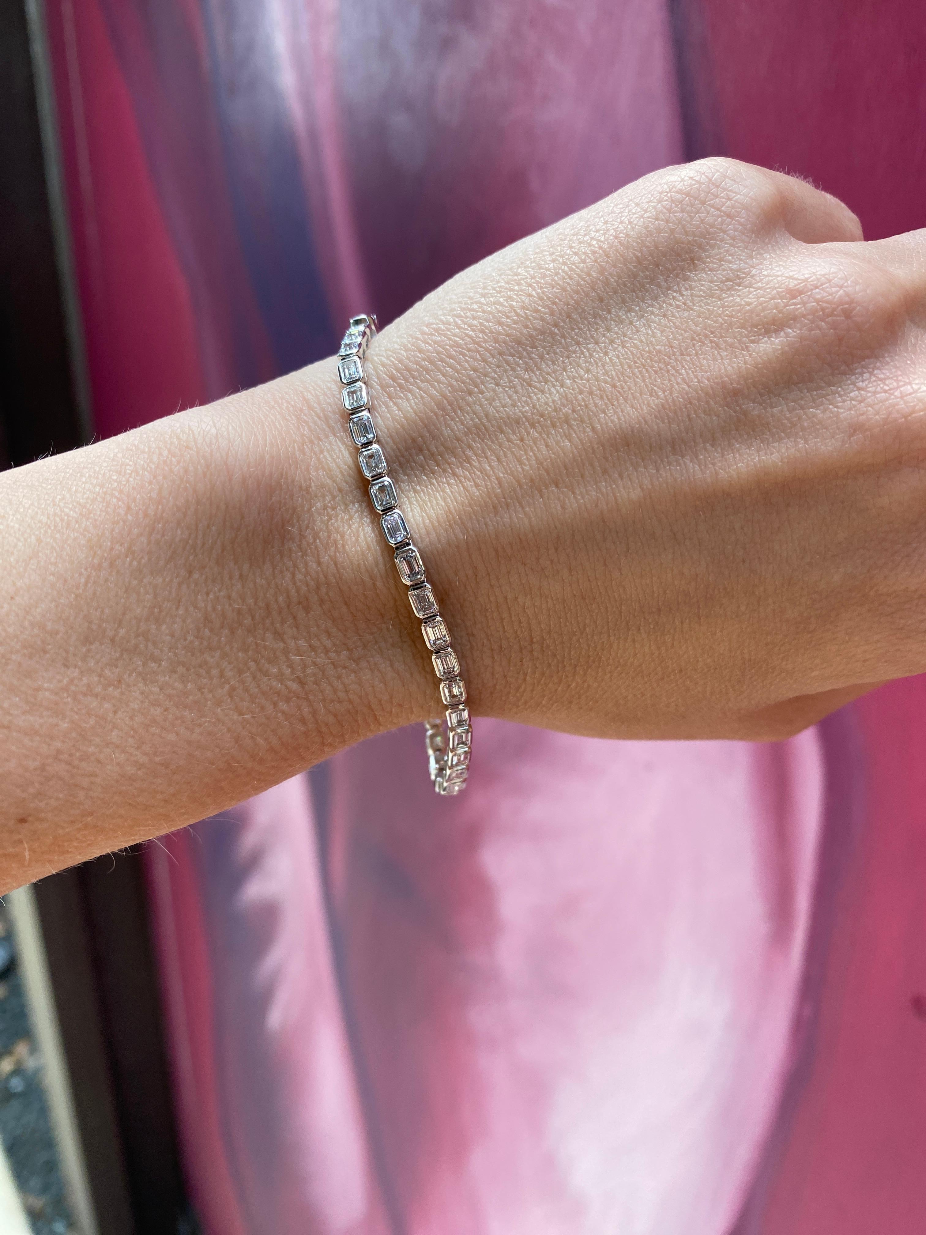 14 Karat White Gold Bezel Set Emerald Cut Diamond Bracelet For Sale 7