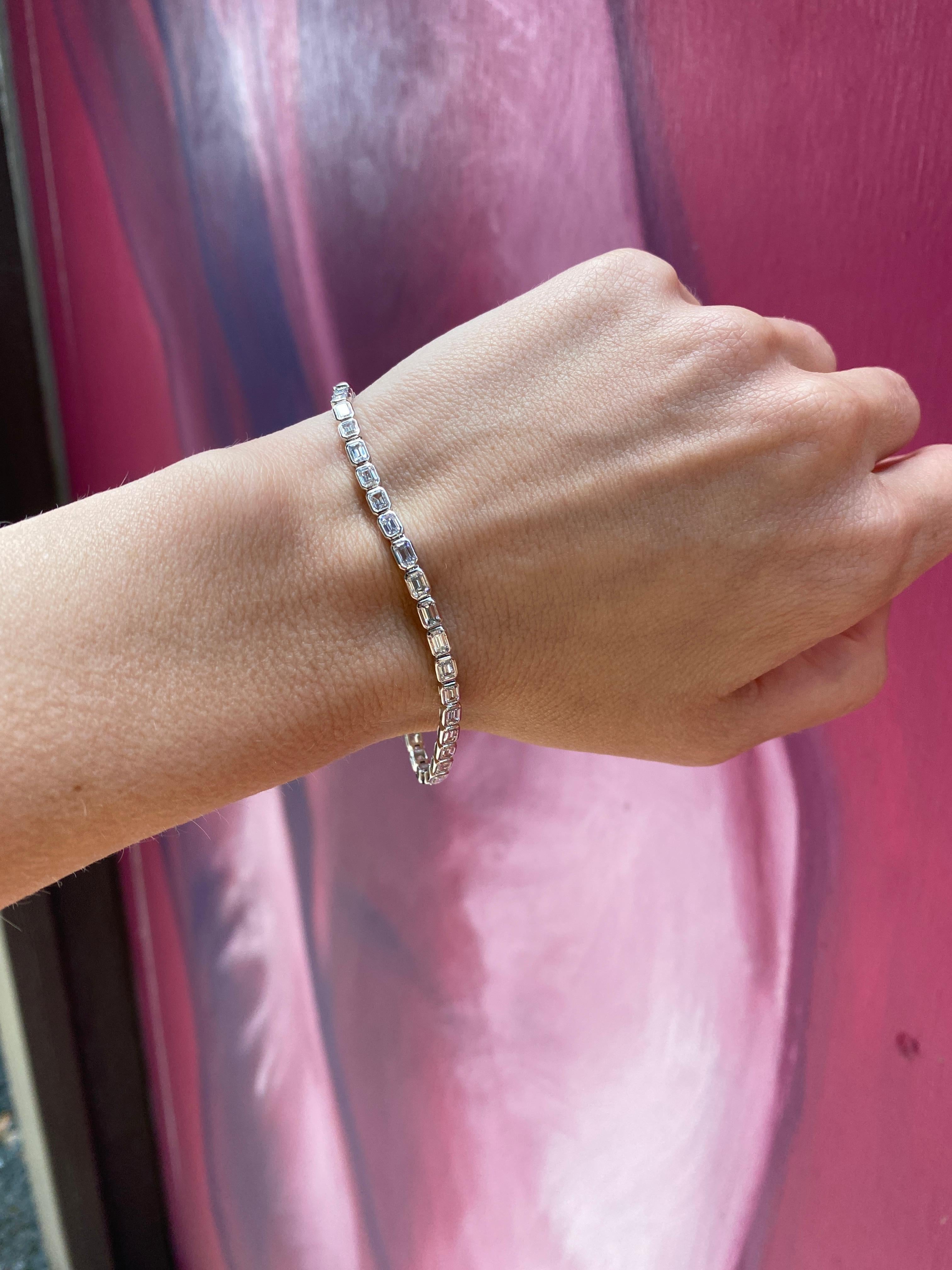 14 Karat White Gold Bezel Set Emerald Cut Diamond Bracelet For Sale 8
