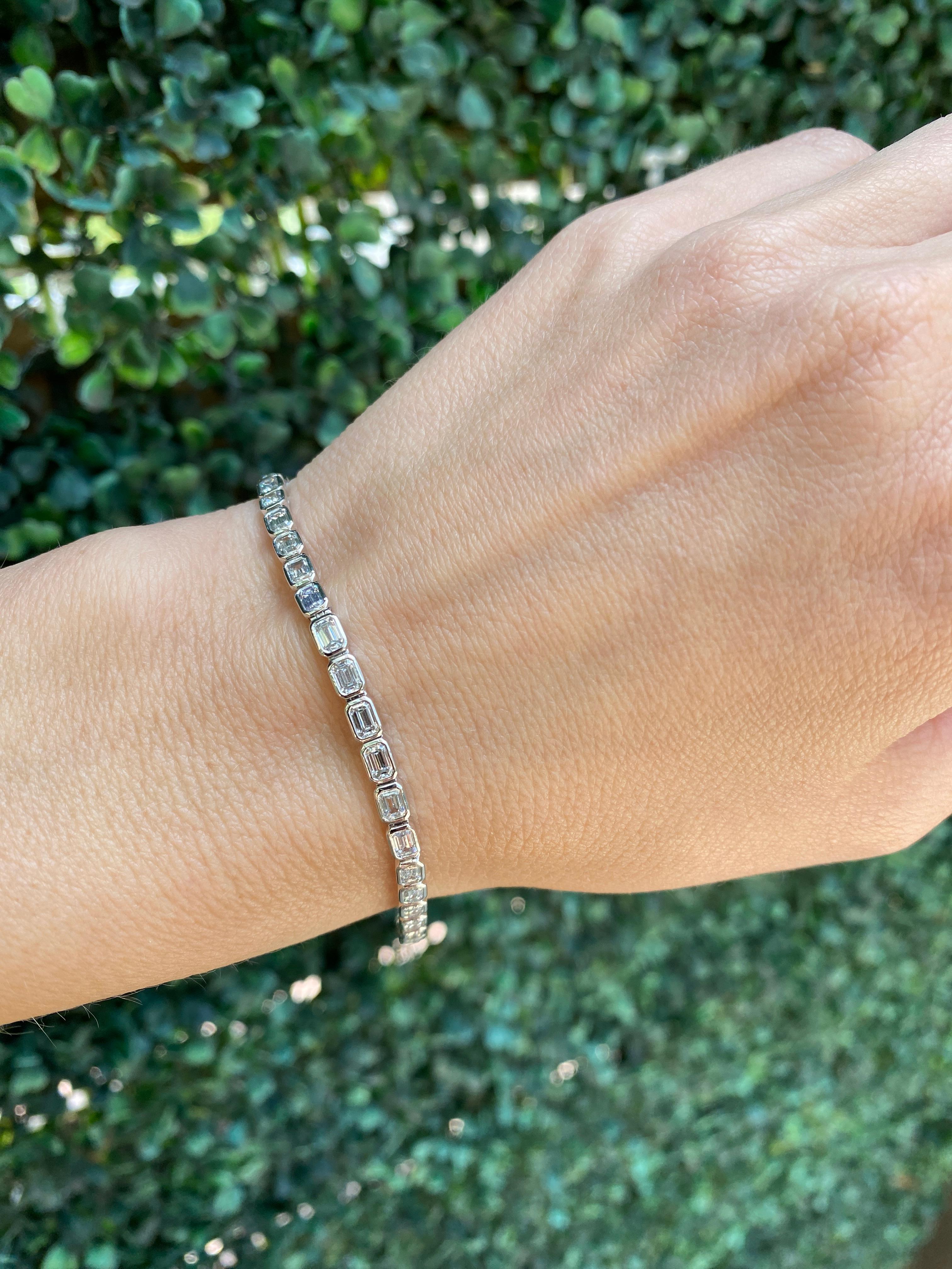 14 Karat White Gold Bezel Set Emerald Cut Diamond Bracelet For Sale 9