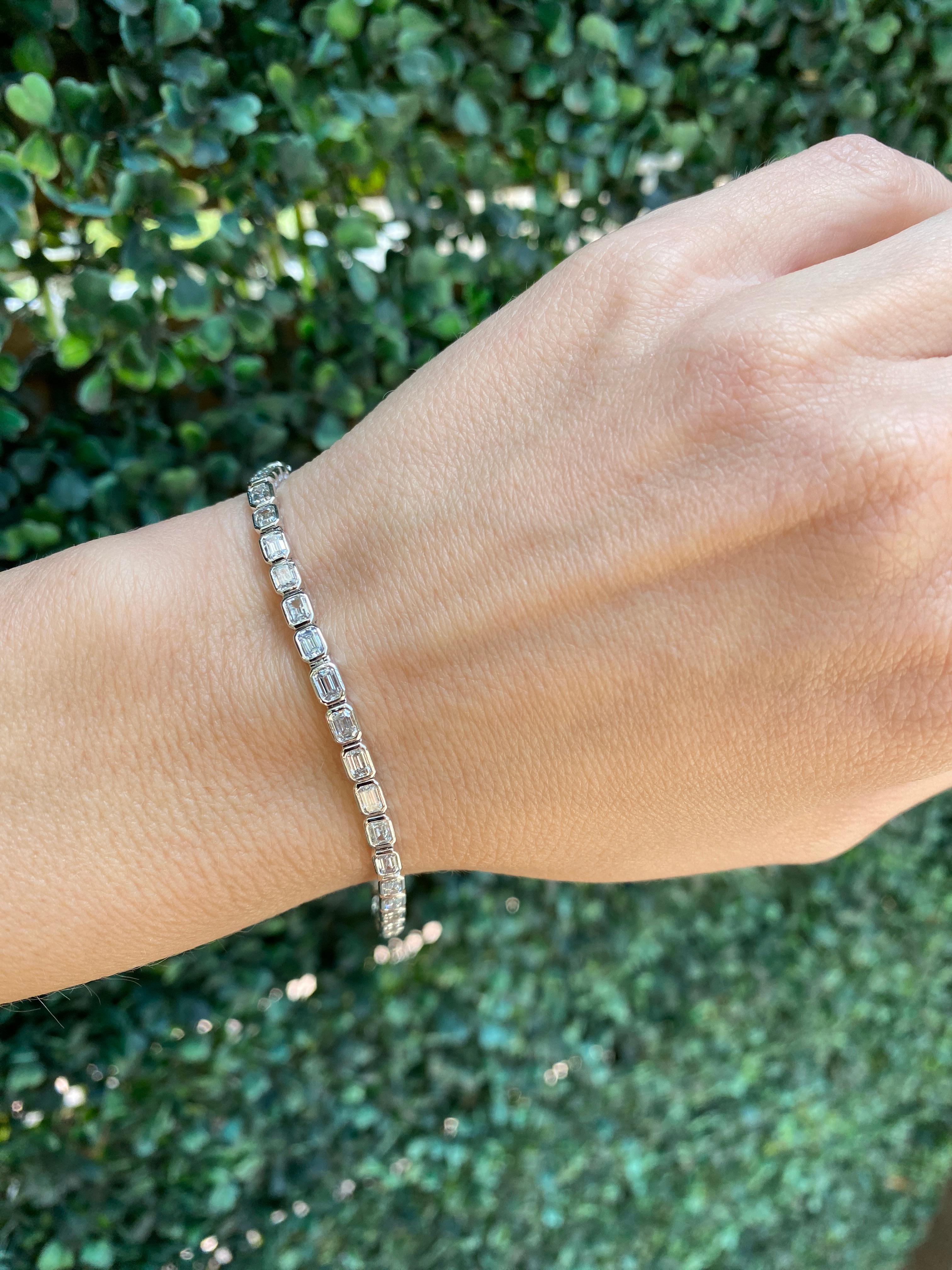 14 Karat White Gold Bezel Set Emerald Cut Diamond Bracelet For Sale 10