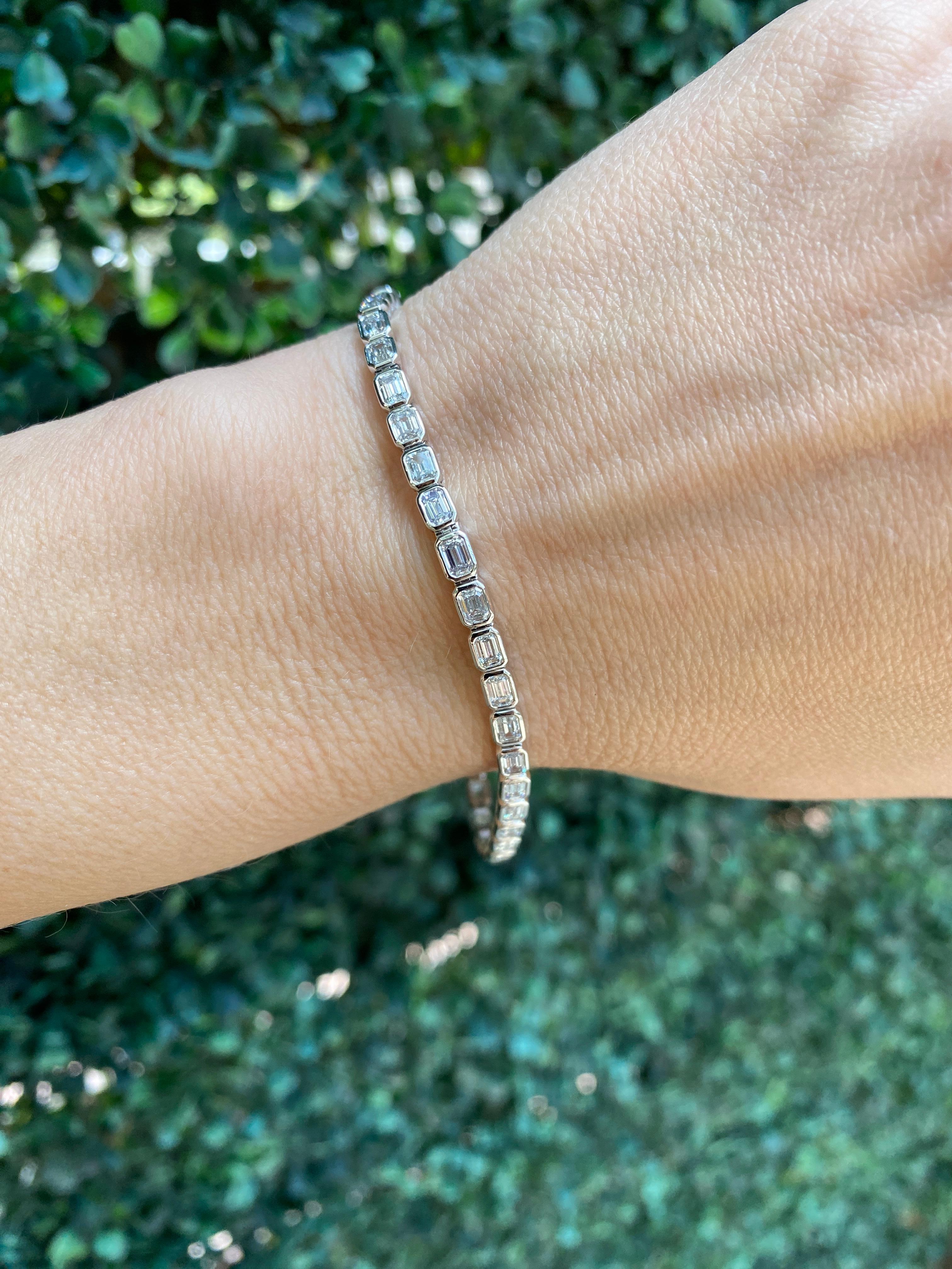 14 Karat White Gold Bezel Set Emerald Cut Diamond Bracelet For Sale 11