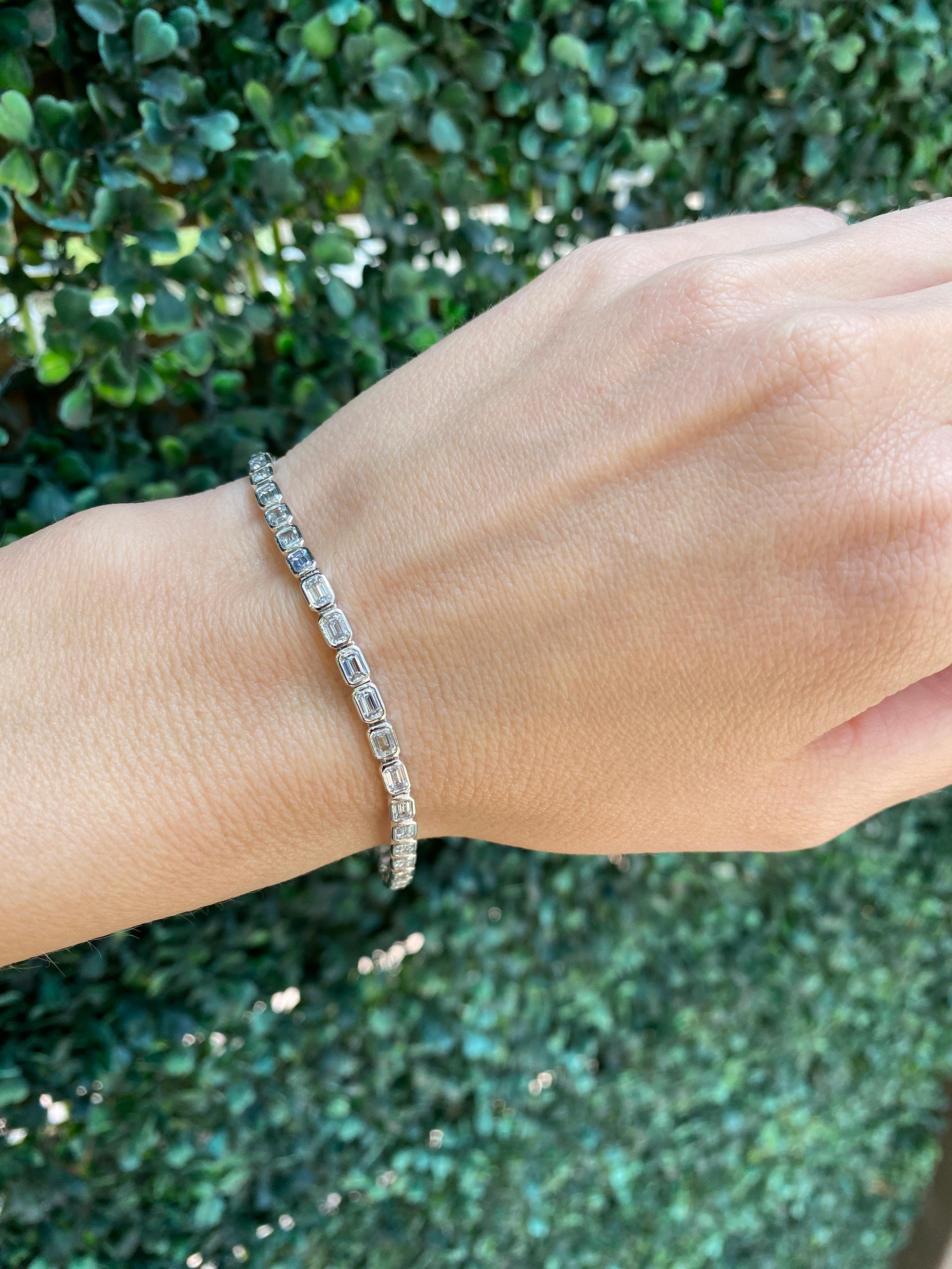 14 Karat White Gold Bezel Set Emerald Cut Diamond Bracelet For Sale 13
