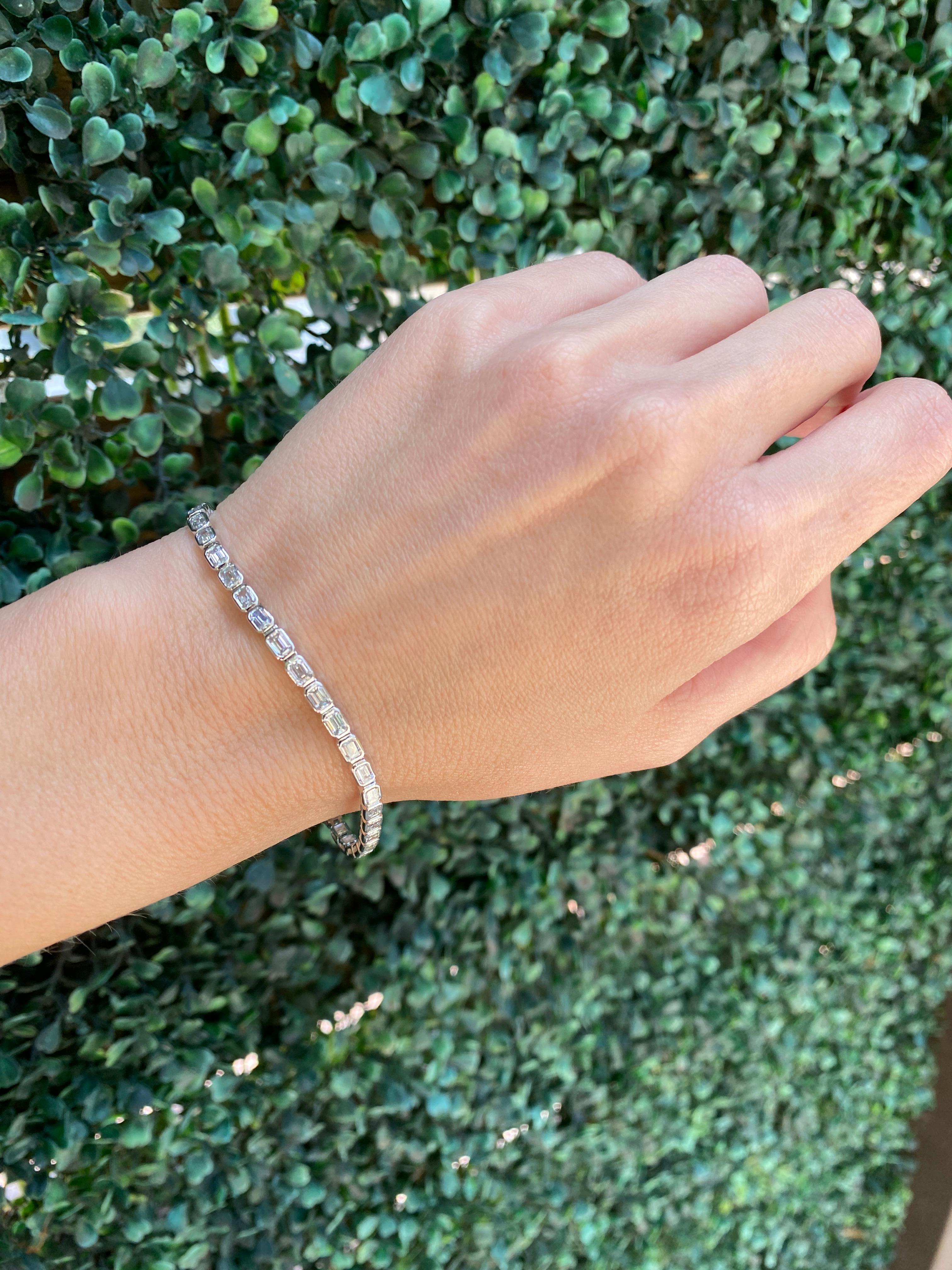 14 Karat White Gold Bezel Set Emerald Cut Diamond Bracelet For Sale 14