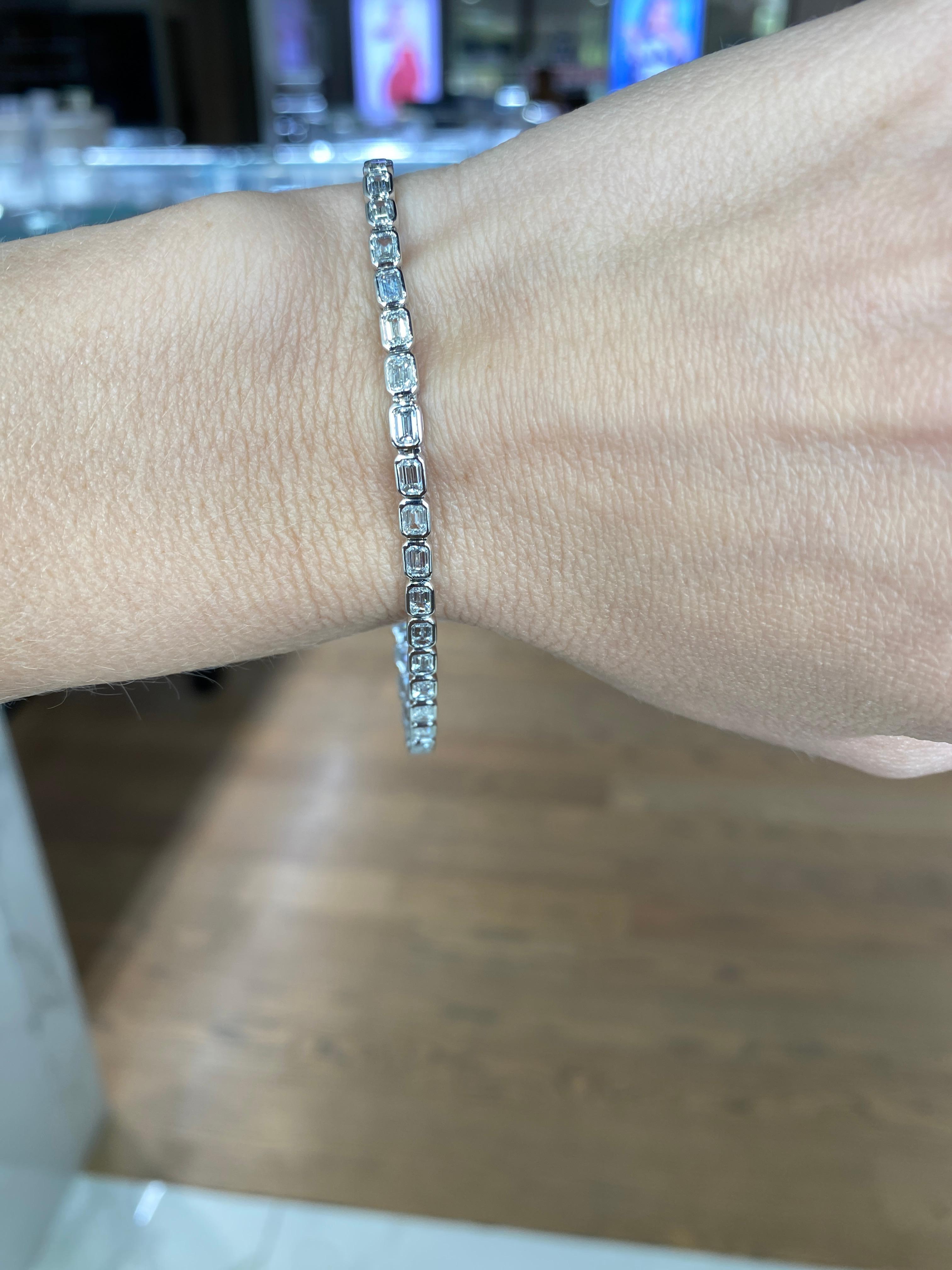 14 Karat White Gold Bezel Set Emerald Cut Diamond Bracelet In New Condition For Sale In Houston, TX