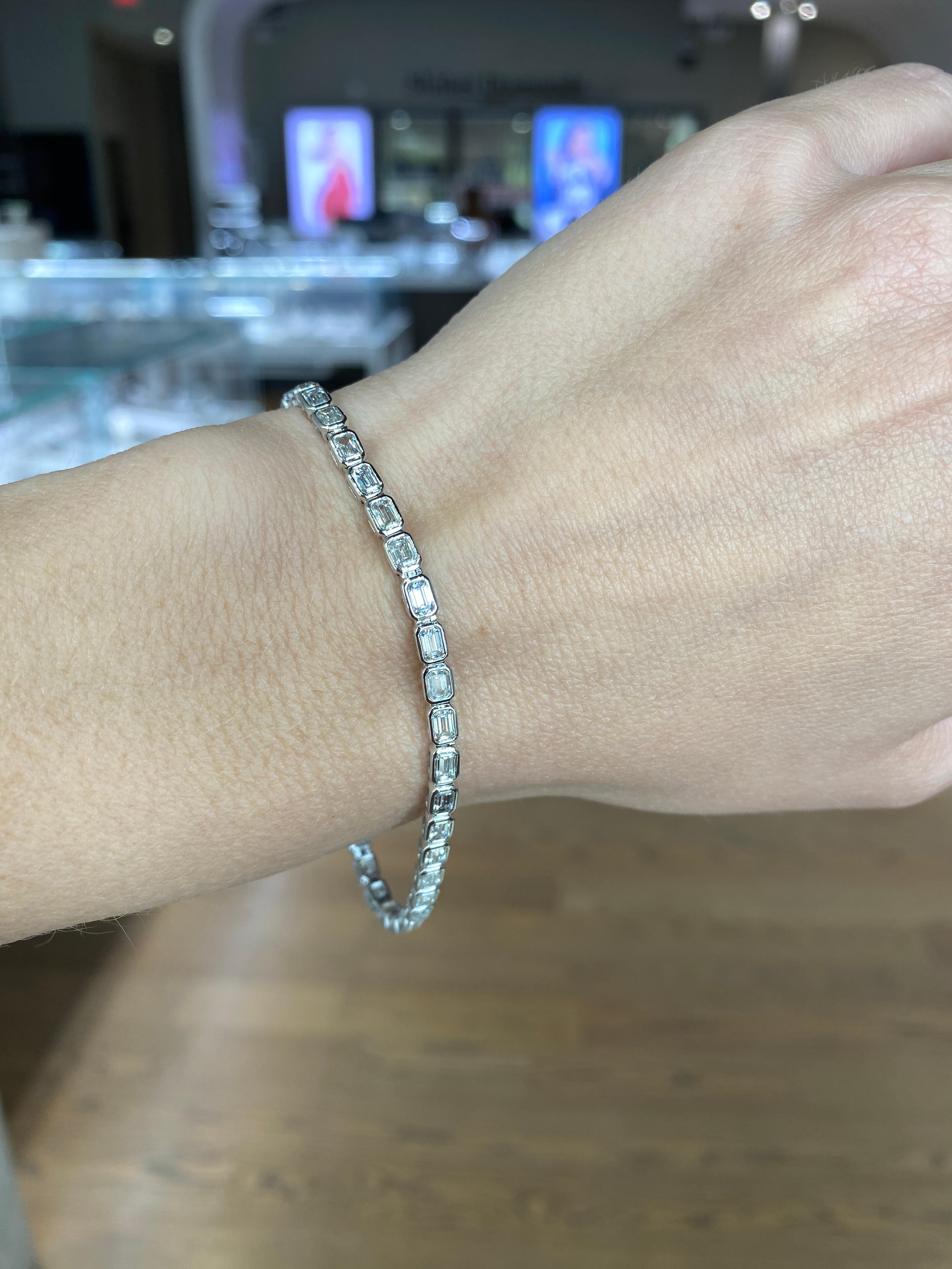 14 Karat White Gold Bezel Set Emerald Cut Diamond Bracelet For Sale 1