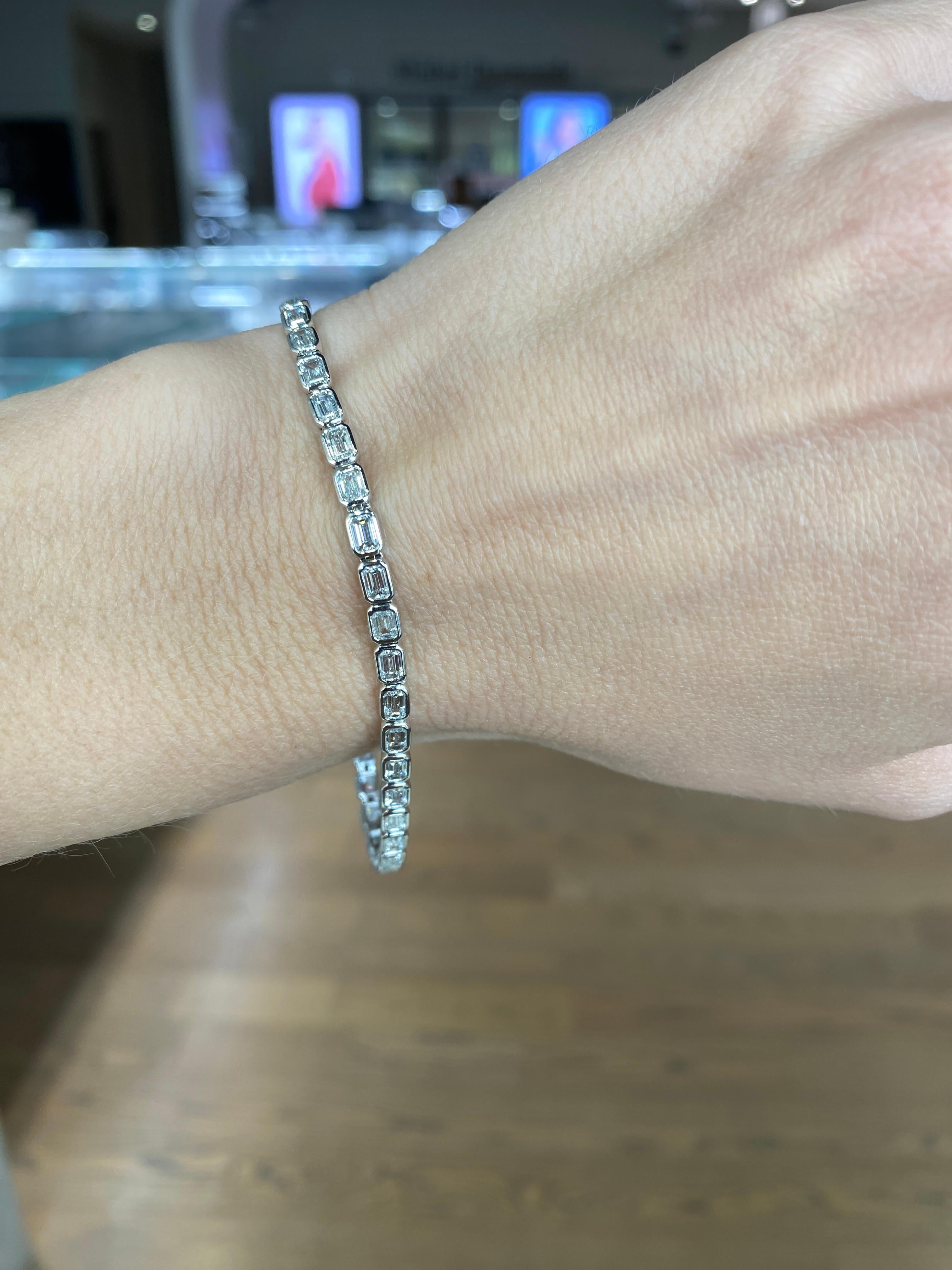 14 Karat White Gold Bezel Set Emerald Cut Diamond Bracelet For Sale 2
