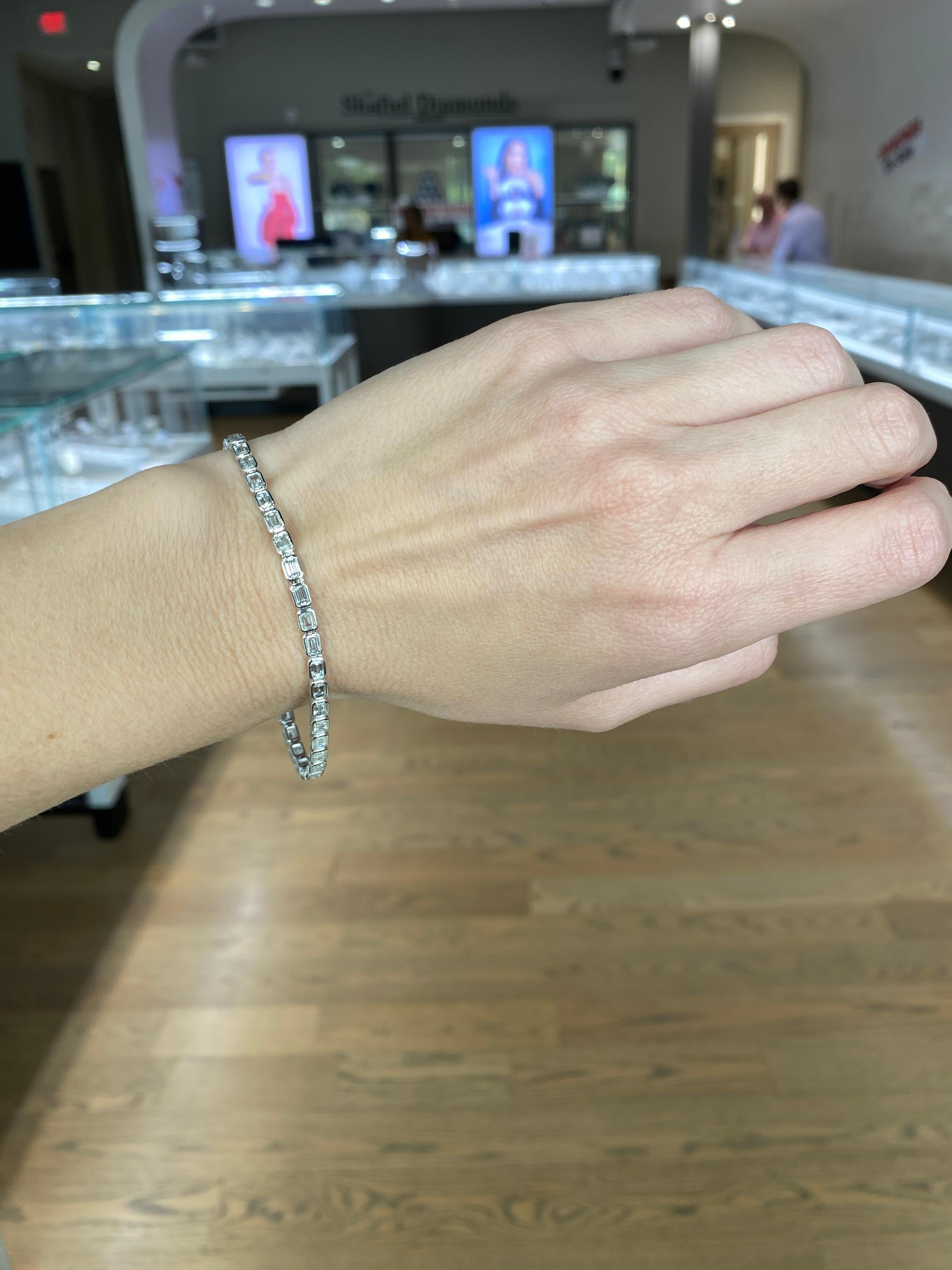 14 Karat White Gold Bezel Set Emerald Cut Diamond Bracelet For Sale 3