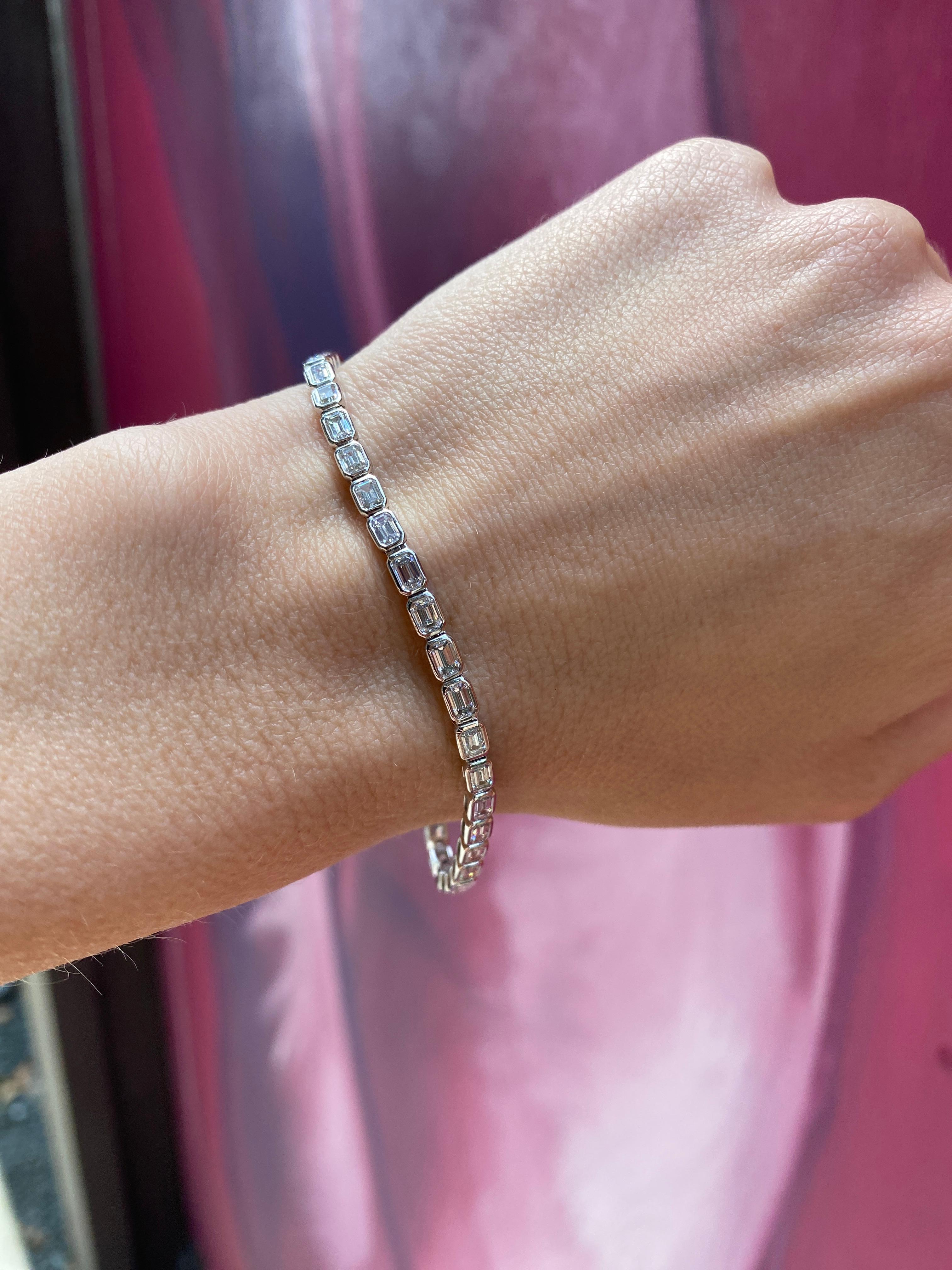14 Karat White Gold Bezel Set Emerald Cut Diamond Bracelet For Sale 4