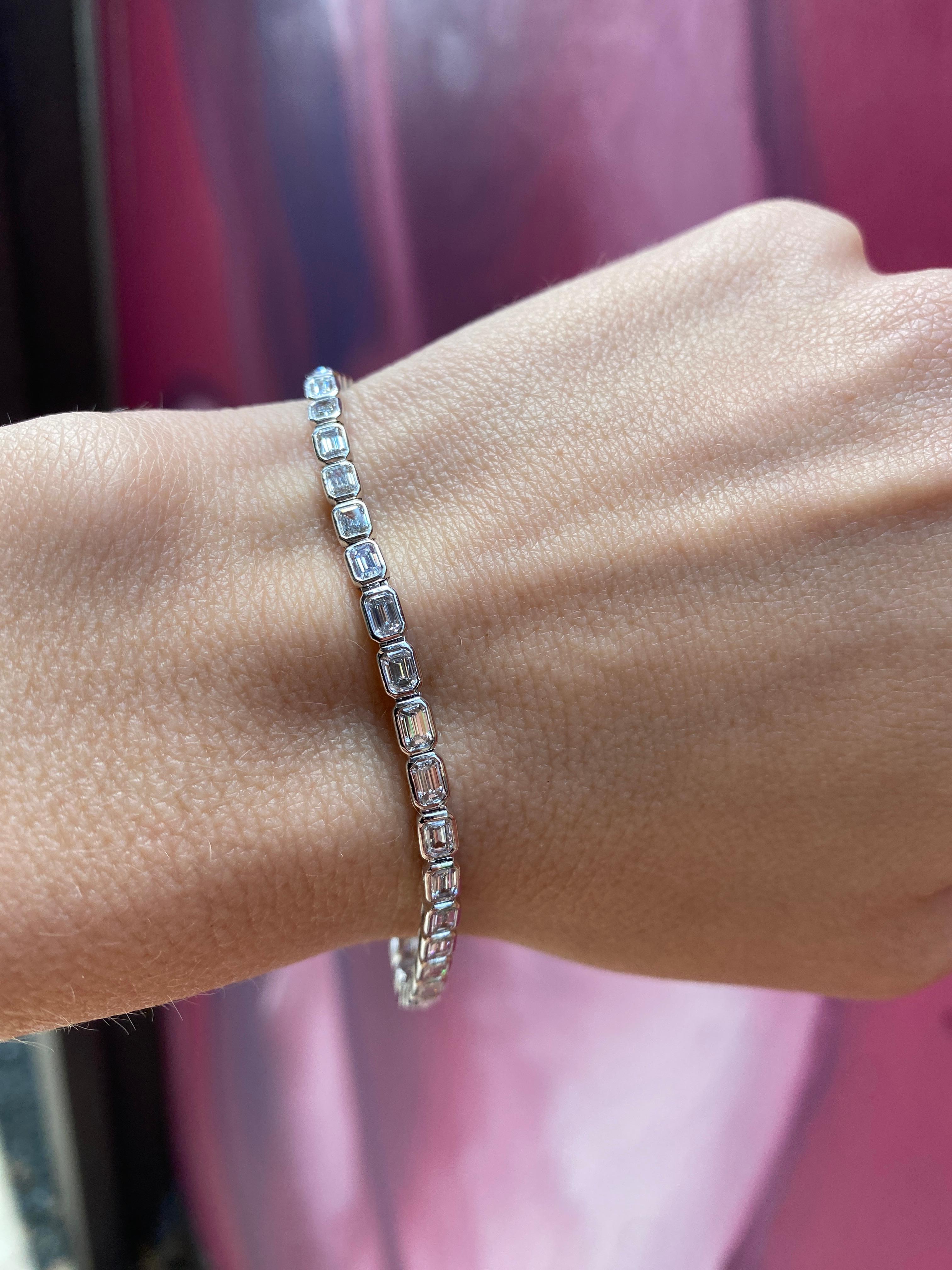 14 Karat White Gold Bezel Set Emerald Cut Diamond Bracelet For Sale 5