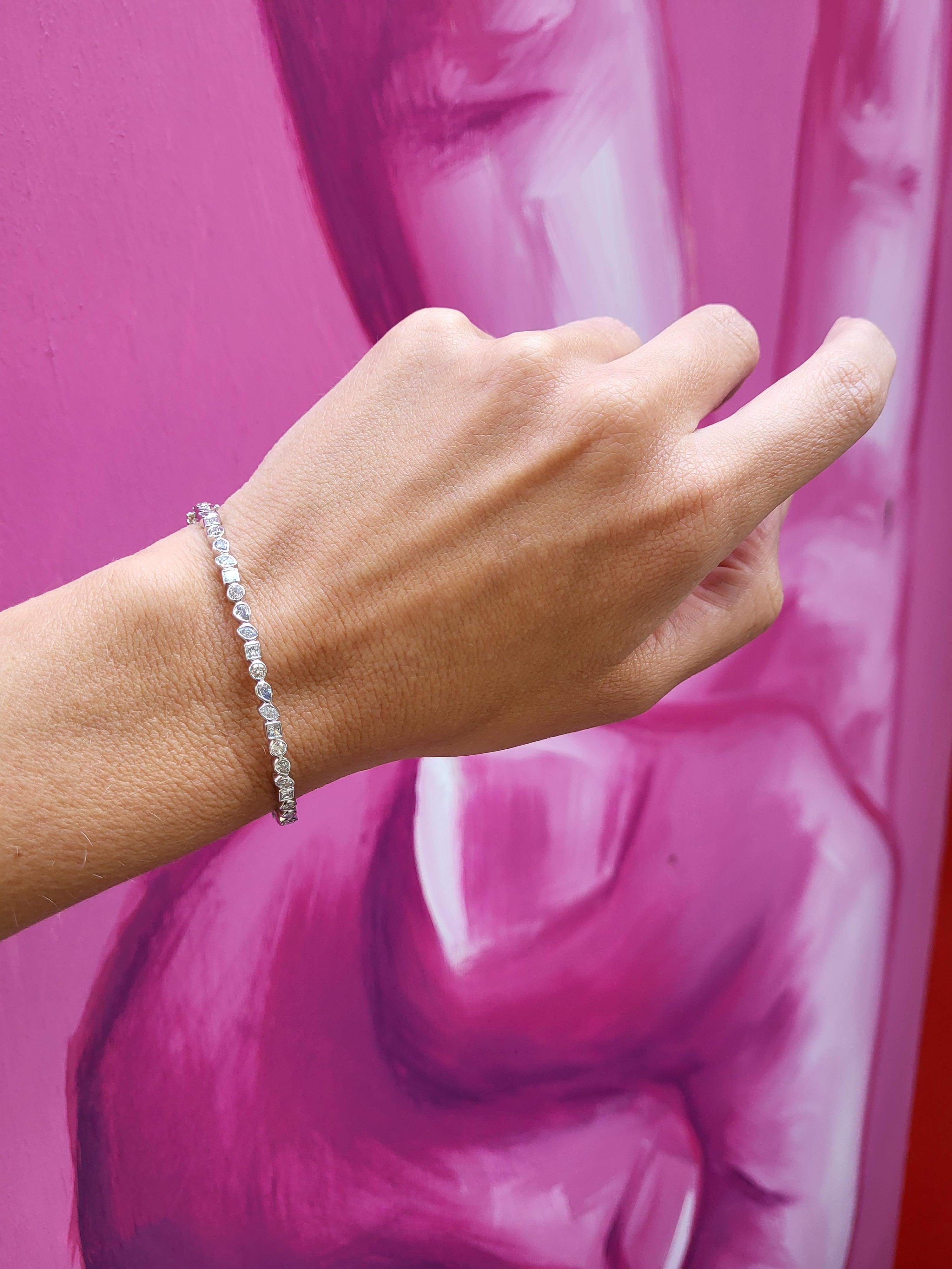 Brazalete de oro blanco de 14 quilates con diamantes multiforma engastados en bisel Corte pera en venta