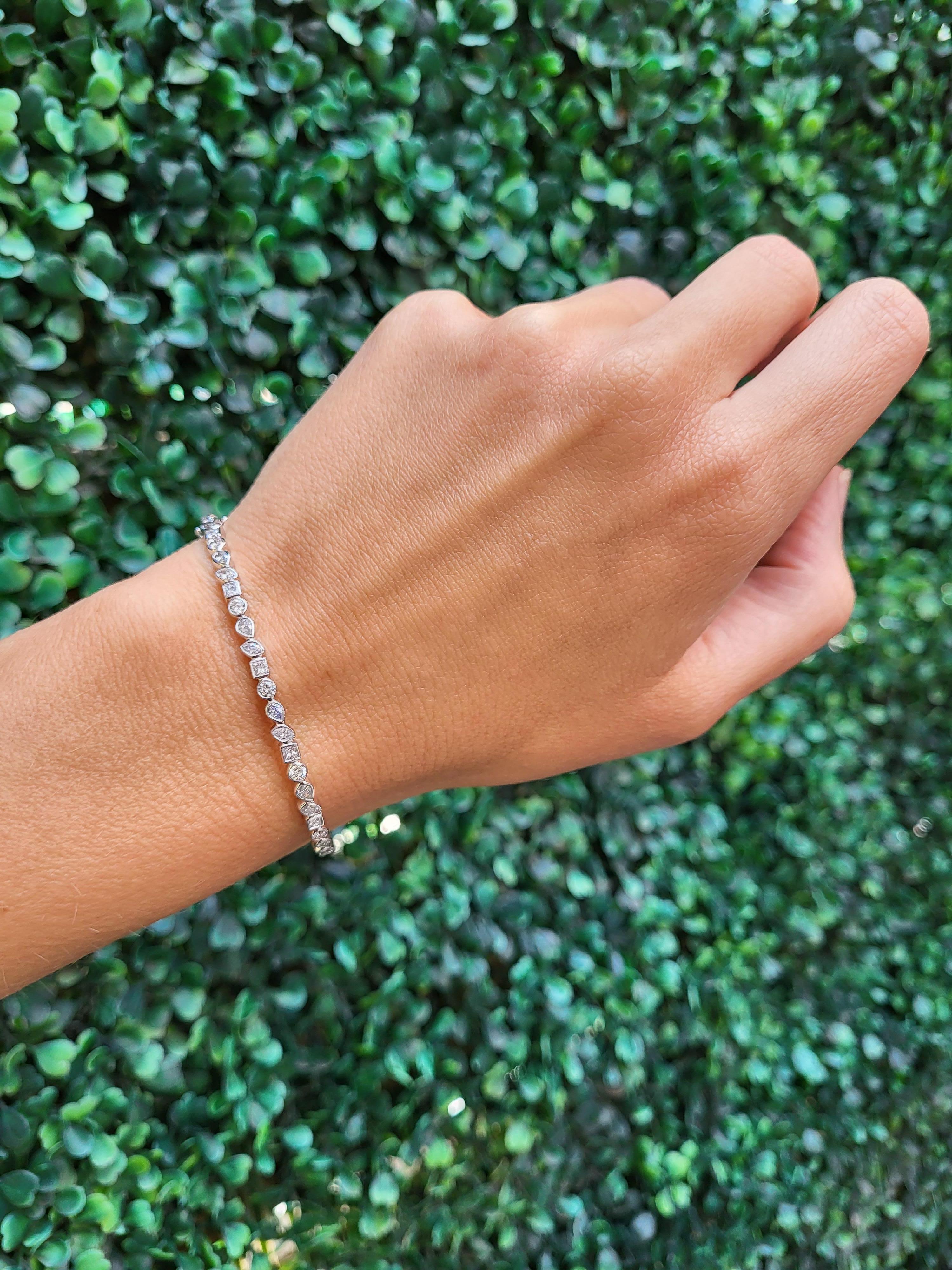 Brazalete de oro blanco de 14 quilates con diamantes multiforma engastados en bisel en Nuevo estado para la venta en Houston, TX