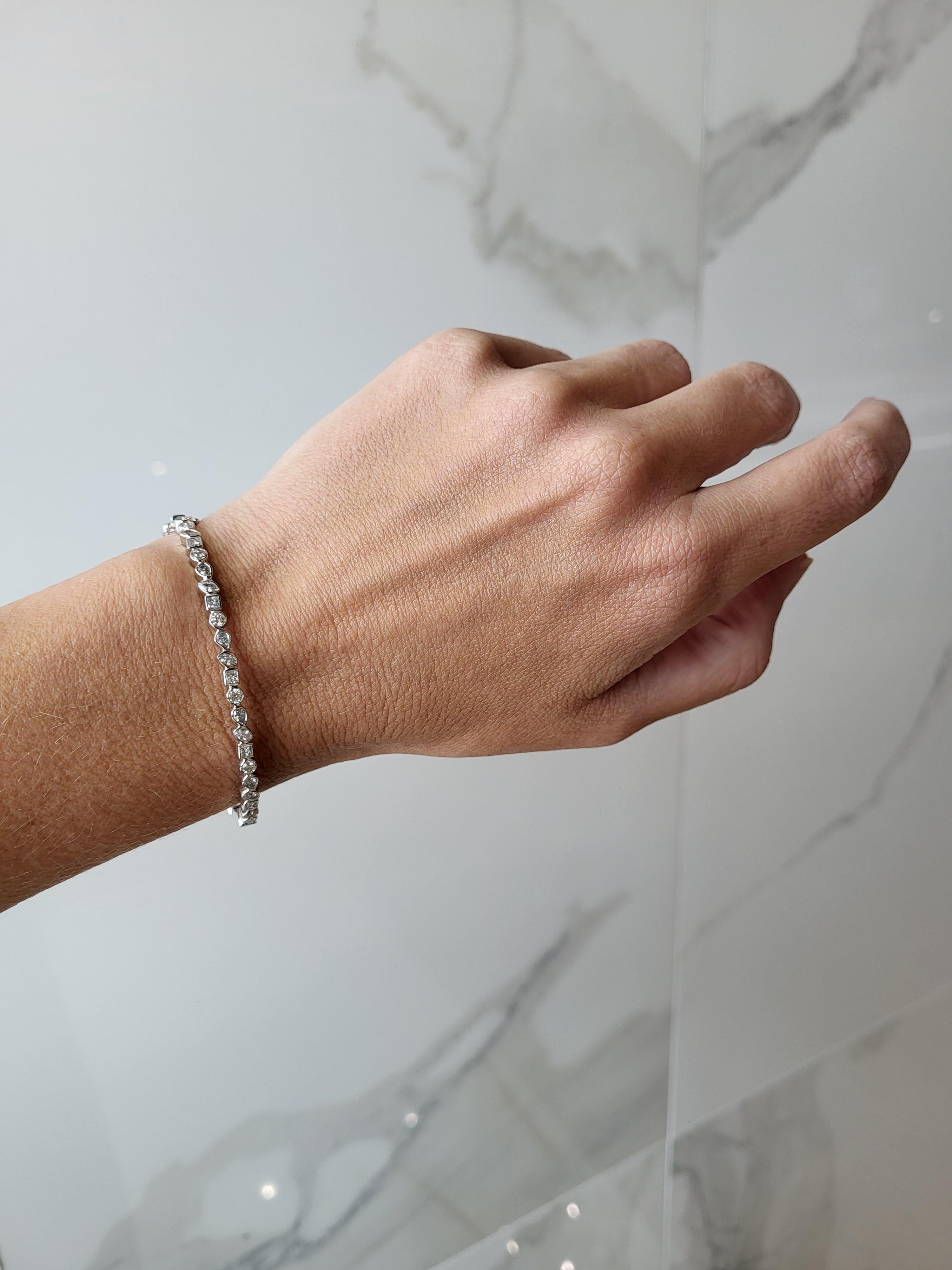 Brazalete de oro blanco de 14 quilates con diamantes multiforma engastados en bisel en venta 2