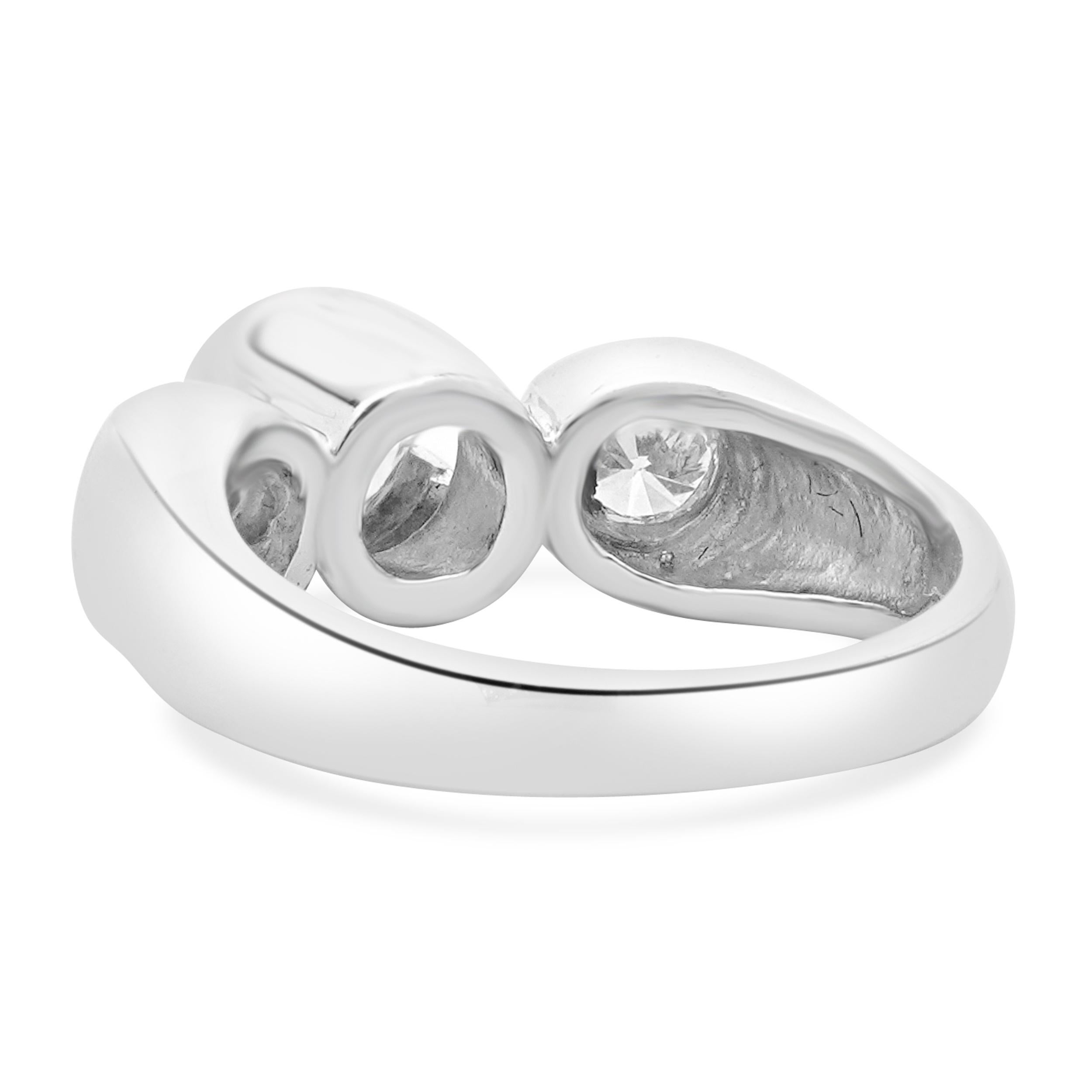 Taglio rotondo Anello di fidanzamento con tre diamanti taglio Brilliante rotondo incastonati in oro bianco 14 carati in vendita