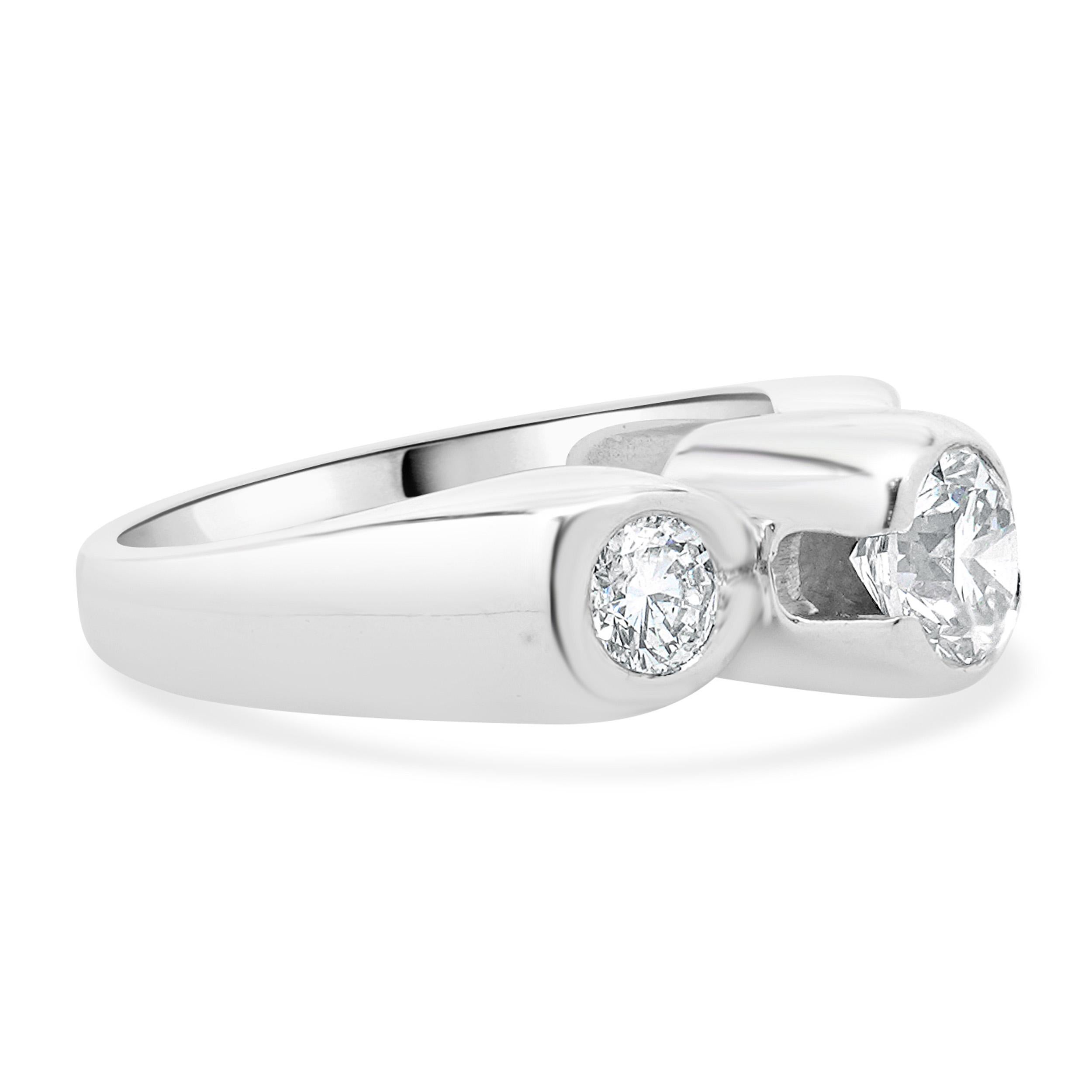 Anello di fidanzamento con tre diamanti taglio Brilliante rotondo incastonati in oro bianco 14 carati In condizioni ottime in vendita a Scottsdale, AZ