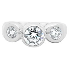 Bague de fiançailles à trois diamants en or blanc 14 carats avec chaton et taille brillante ronde