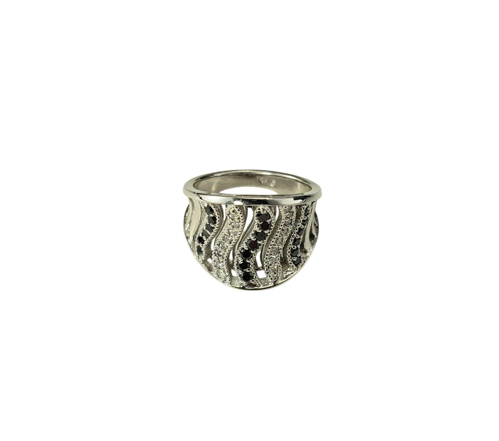 Anello a fascia in oro bianco 14 carati e diamanti misura 8,25

Audace e sofisticato, questo bracciale in oro bianco 14K presenta un design sorprendente con file verticali alternate di diamanti bianchi e neri, creando un look moderno e di grande