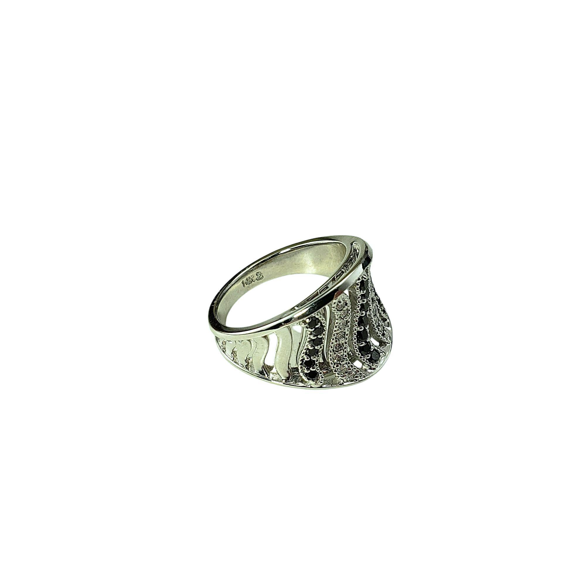 Anello a fascia in oro bianco 14 carati con diamanti bianchi e neri misura 8,25 #21454 In condizioni buone in vendita a Washington Depot, CT