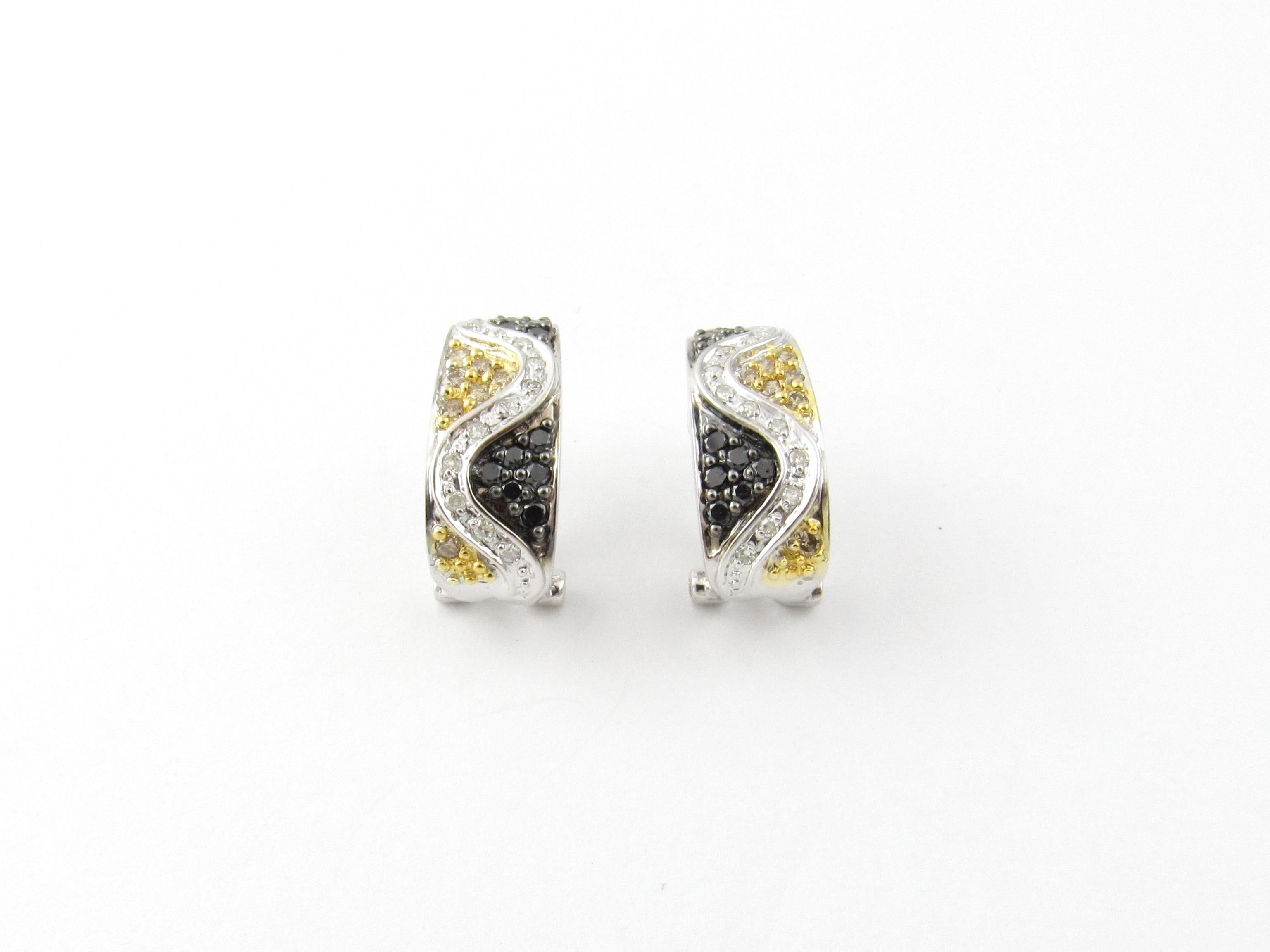 Orecchini vintage in oro bianco 14 carati con diamanti bianchi e neri trattati a colori

Questi splendidi orecchini presentano ciascuno 12 diamanti bianchi a taglio singolo, sette diamanti bianchi rotondi a taglio brillante e dieci diamanti neri