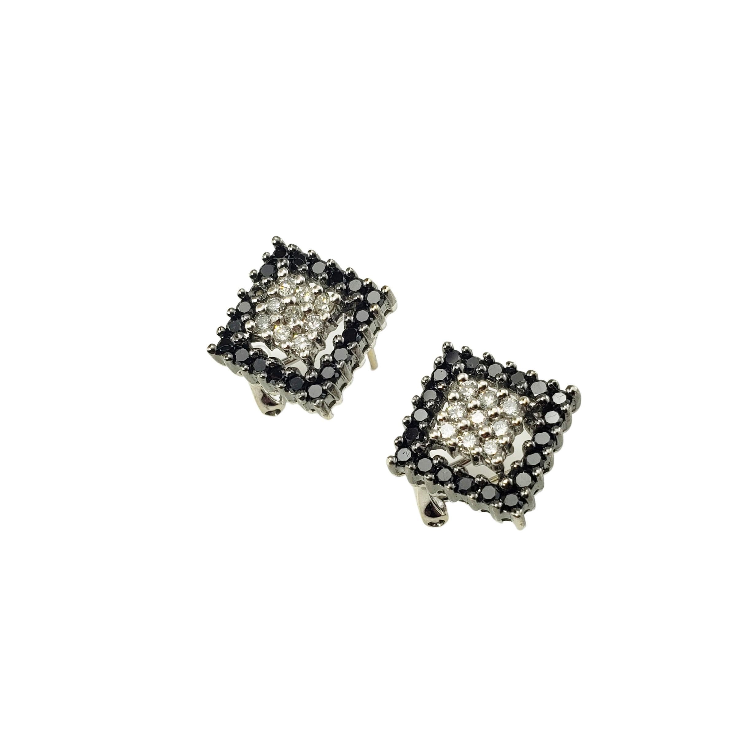 14 Karat White Gold Black and White Diamond Earrings-

These sparkling earrings each features nine white brilliant cut diamonds and 11 black brilliant diamonds set in beautifully detailed 14K white gold.  Hinged closures.

Approximate total diamond
