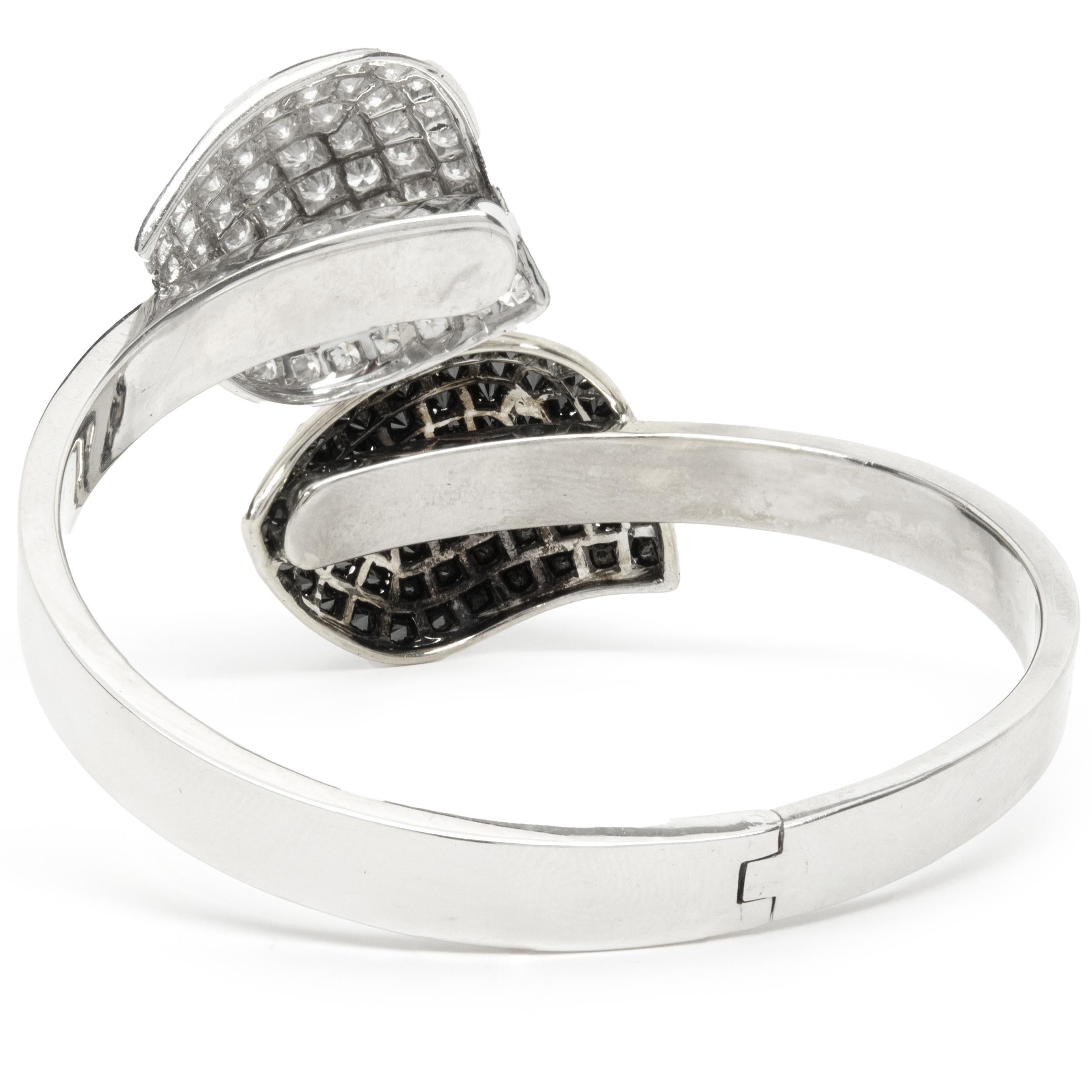 Taille ronde Bracelet bypass feuille en or blanc 14 carats pavé de diamants noirs et blancs en vente