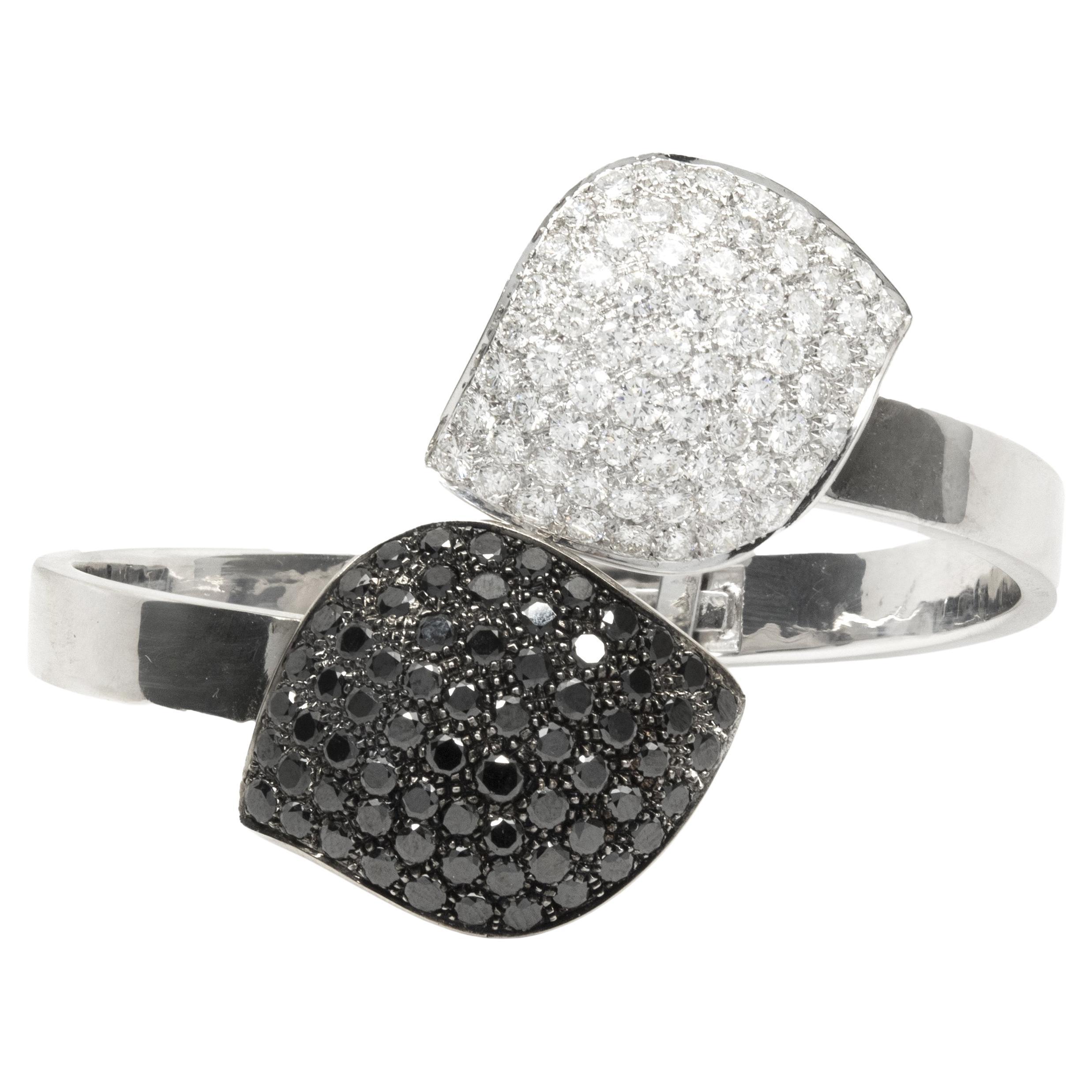 Bracelet bypass feuille en or blanc 14 carats pavé de diamants noirs et blancs en vente