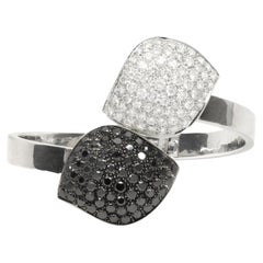 Bracelet bypass feuille en or blanc 14 carats pavé de diamants noirs et blancs