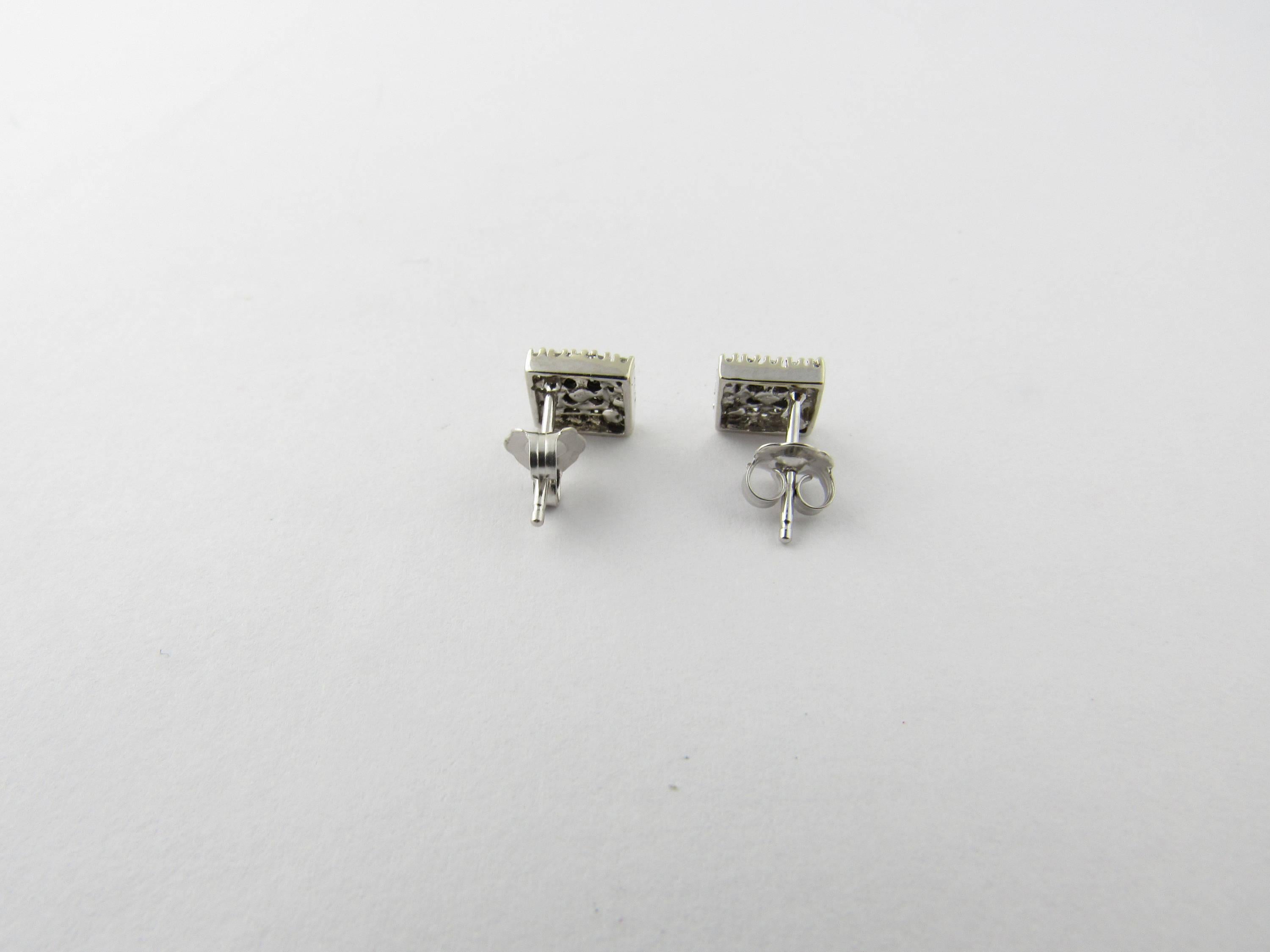 14 Karat White Gold Black and White Diamond Earrings In Good Condition In Washington Depot, CT
