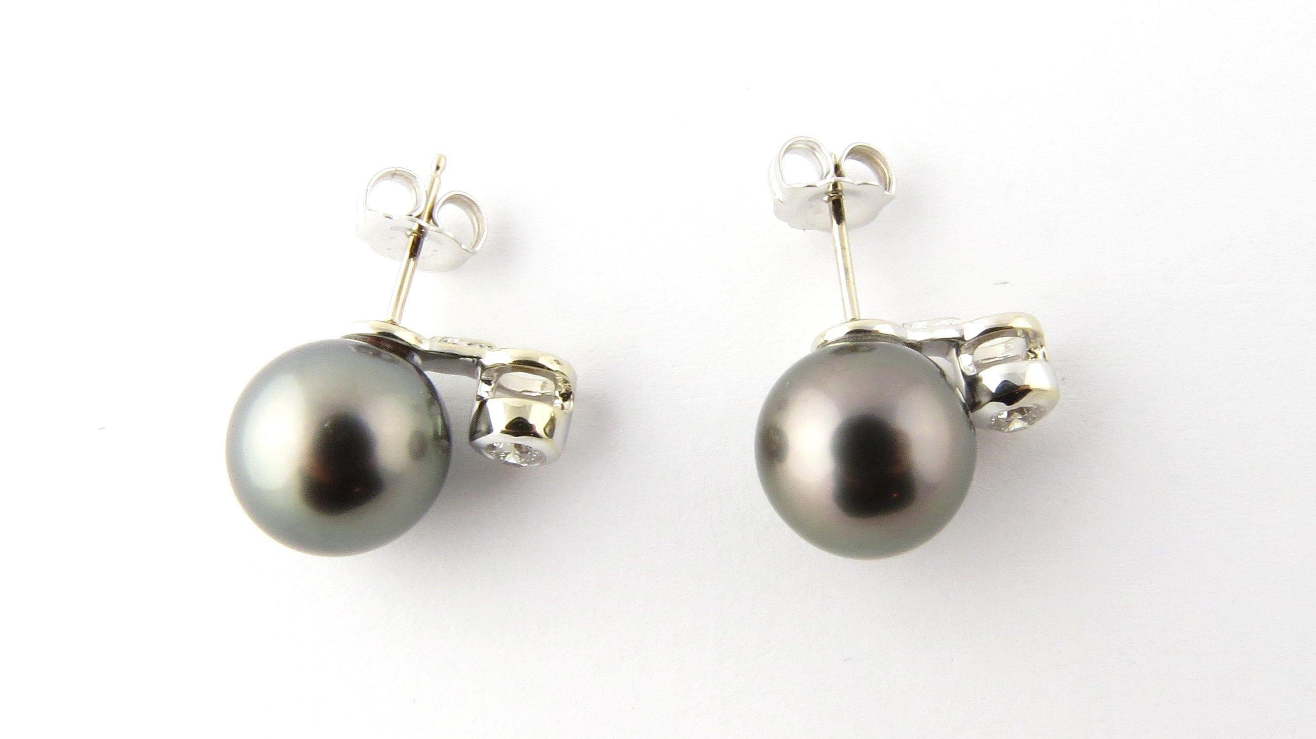 14 Karat White Gold Black Pearl and Diamond Earrings In Excellent Condition For Sale In Washington Depot, CT