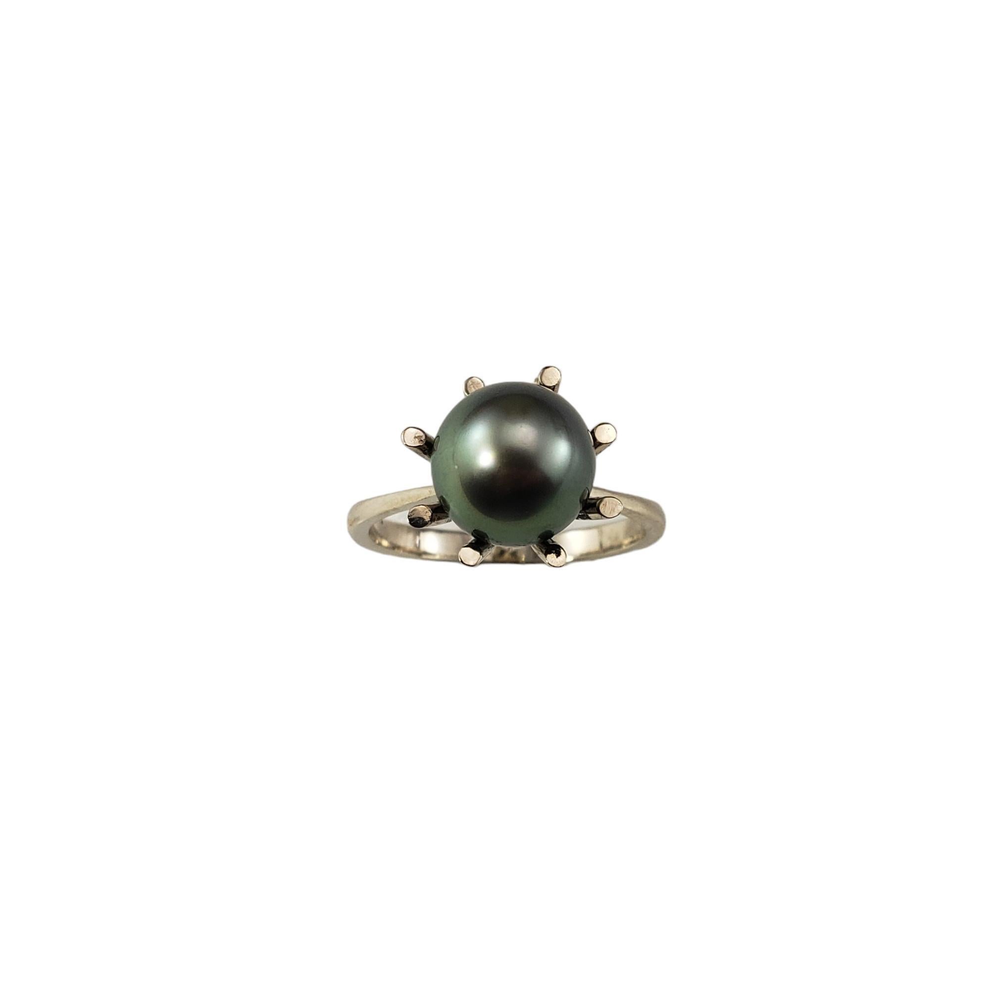 14 Karat White Gold Black Pearl Ring Size 10

This elegant ring features one black pearl (12 mm) set in classic 14K white gold.  

Shank: 2.6 mm.

Stamped: 585

Ring Size: 10

Weight: 3.4 dwt. / 5.3 gr.

Very good condition, professionally