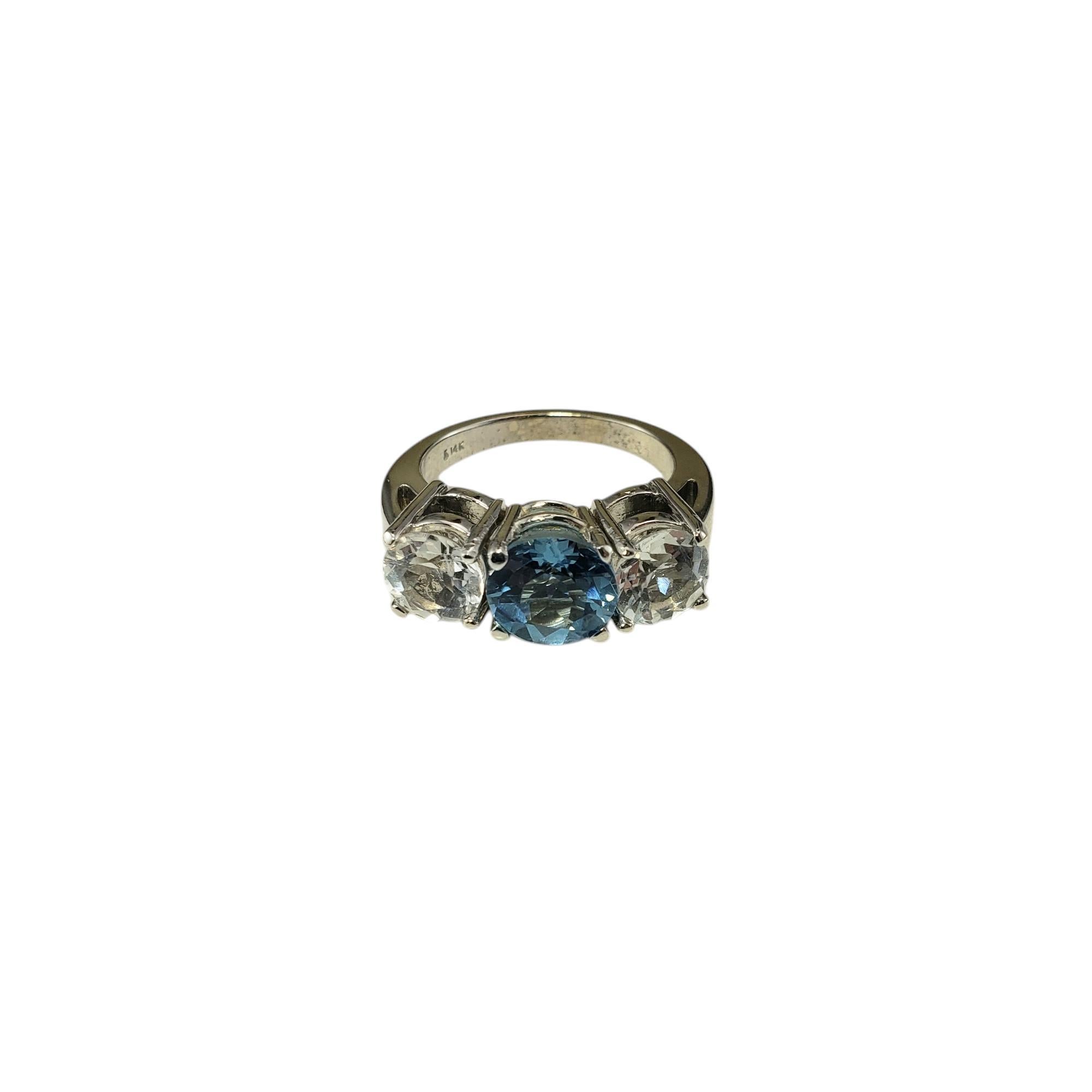 Anello in oro bianco 14 carati con topazio blu e incolore, misura 7, certificato JAGi.

Questo delizioso anello presenta una pietra di topazio blu rotonda (8 mm) e due pietre di topazio incolore a taglio rotondo (6 mm ciascuna) incastonate in oro