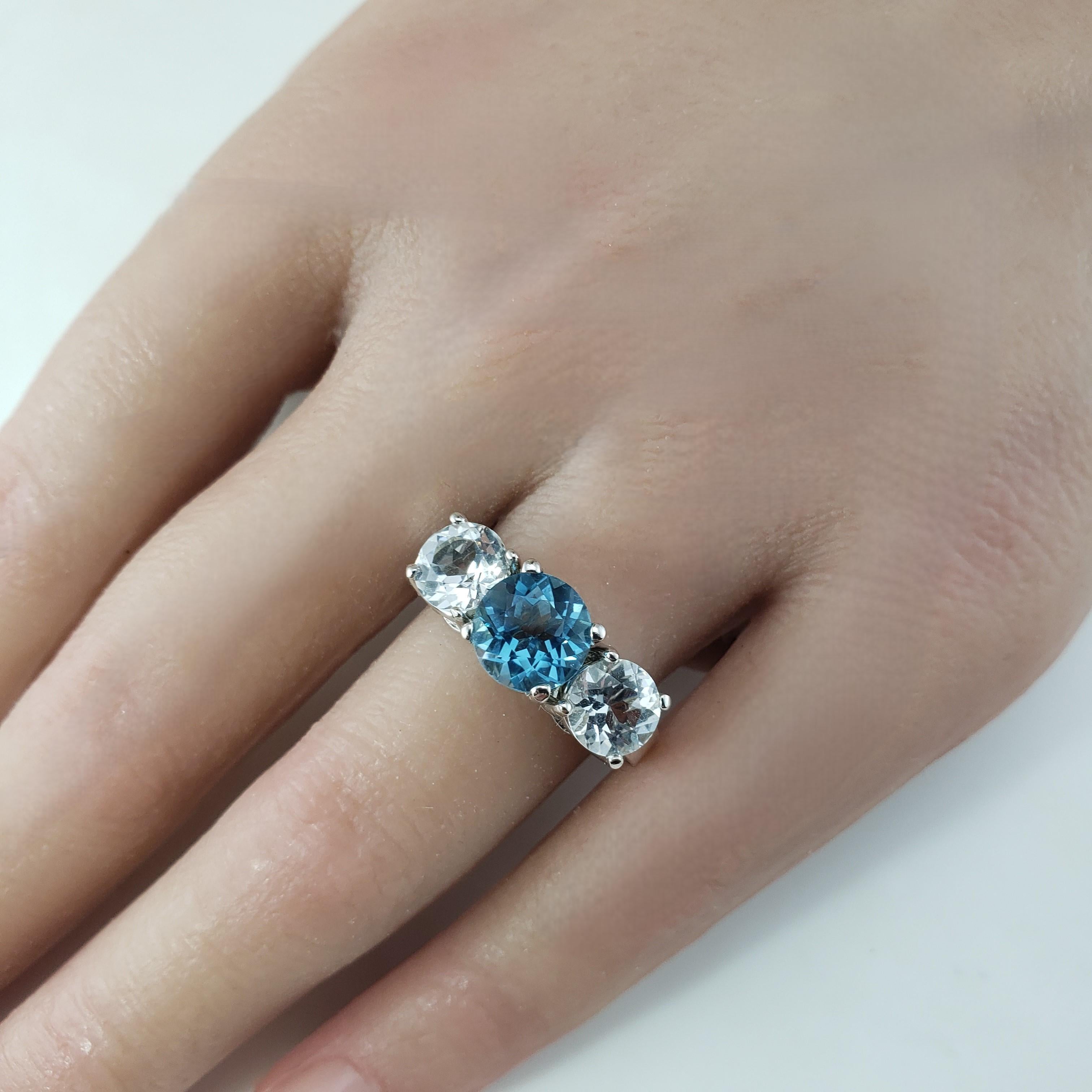 Anello in oro bianco 14 carati con topazio blu e incolore misura 7 #19734 in vendita 2