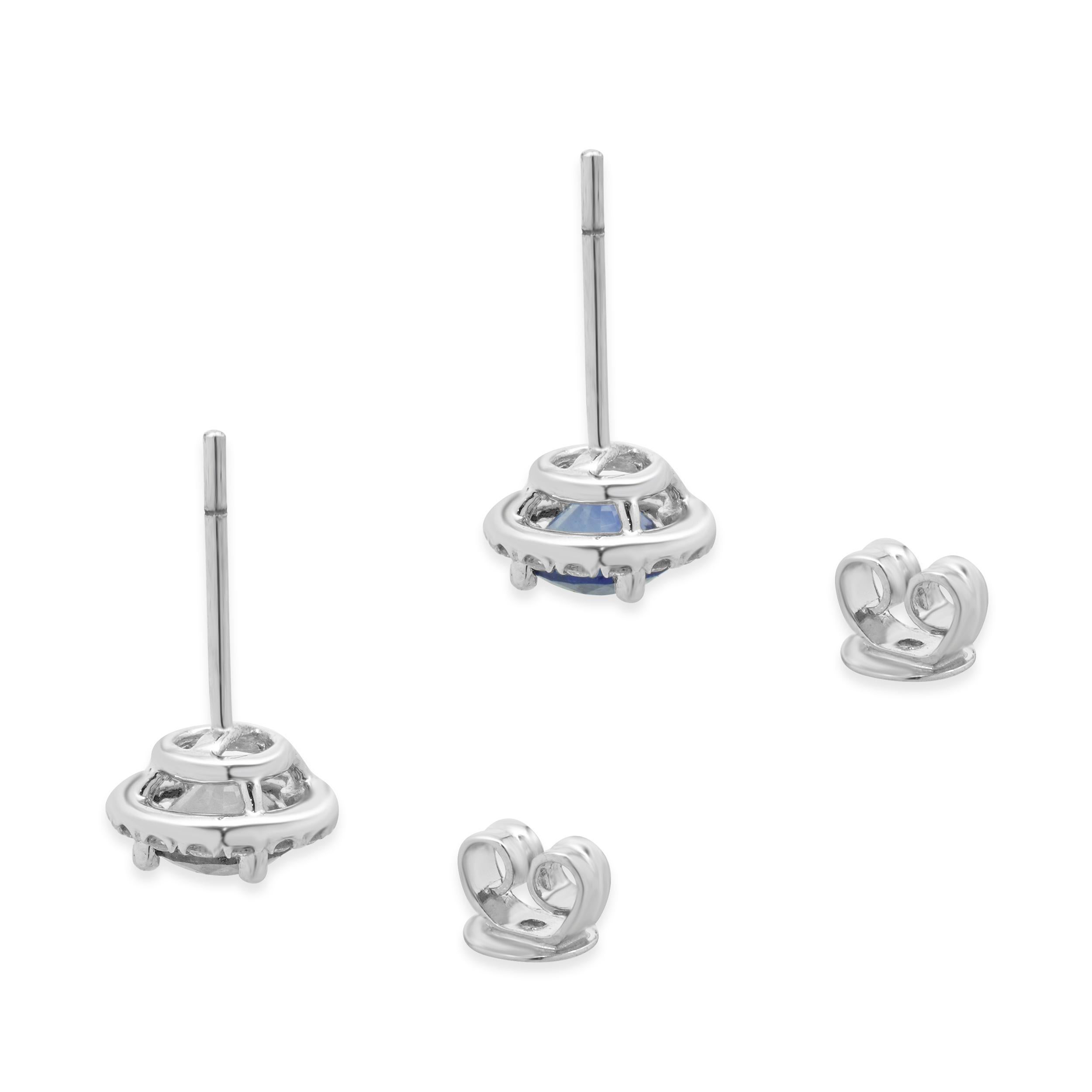 Boucles d'oreilles Halo en or blanc 14 carats saphir bleu et diamant Excellent état - En vente à Scottsdale, AZ